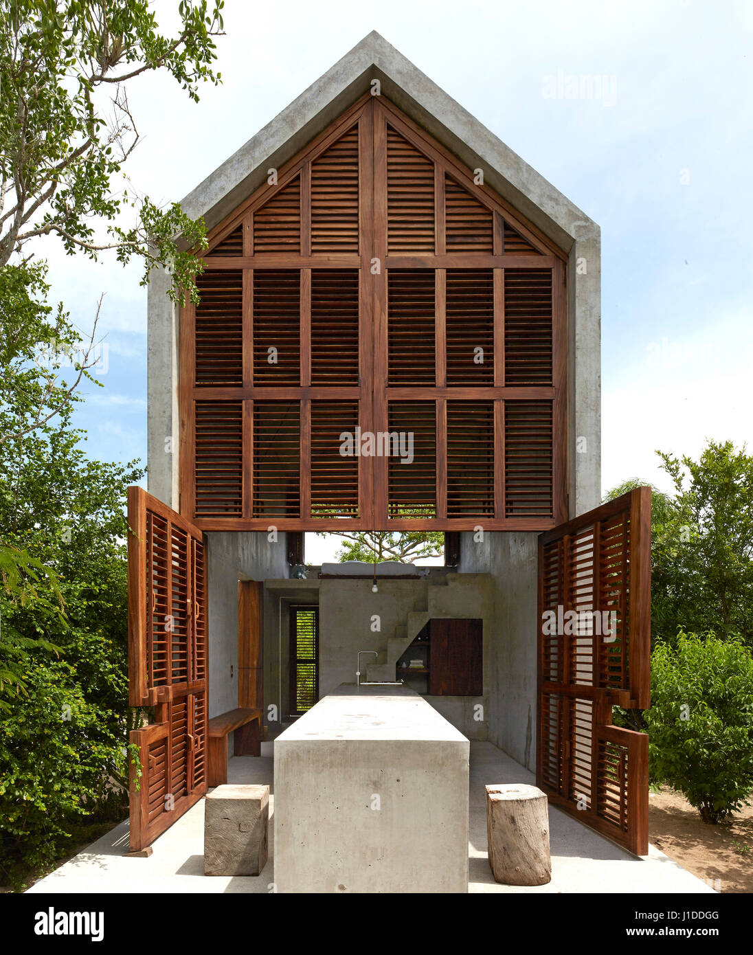 Piscina coperta/area salotto all'aperto. Casa Piccola, Puerto Escondido, Messico. Architetto: Aranza de Ariño, 2016. Foto Stock