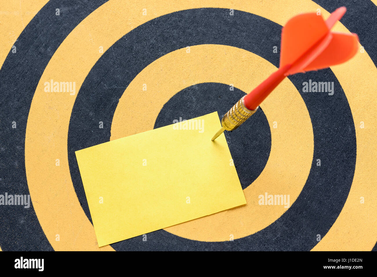 Freccia rossa di colpire il giallo nota vuota nel bullseye su sfondo dartboard, le opportunità di business il concetto di successo Foto Stock