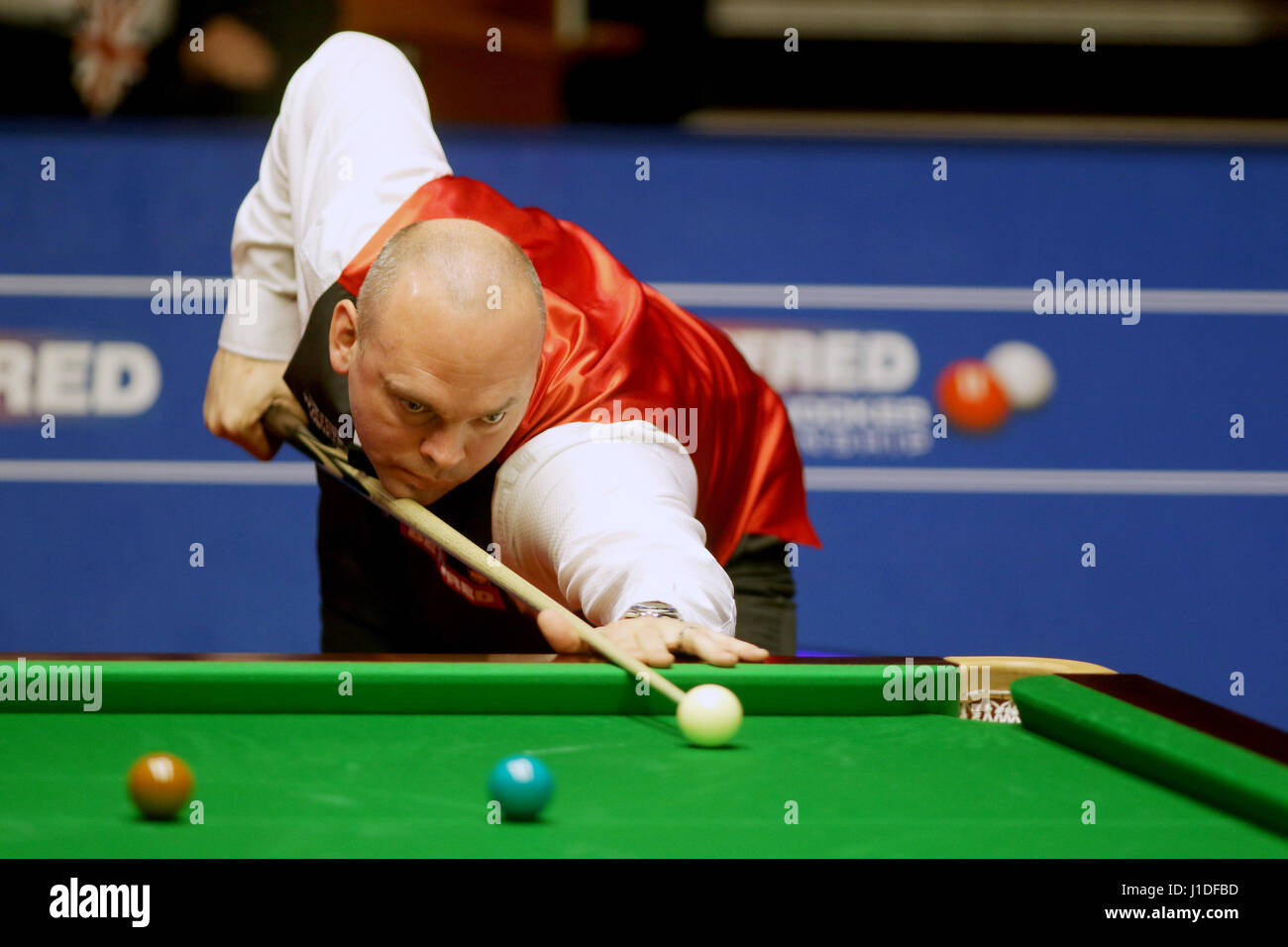 Stuart Bingham durante il sesto giorno del campionato mondiale di Betfred Snooker al Crucble Theatre di Sheffield. PREMERE ASSOCIAZIONE foto. Data foto: Giovedì 20 aprile 2017. Guarda la storia di PA Snooker World. Il credito fotografico deve essere: Richard Sellers/PA Wire Foto Stock