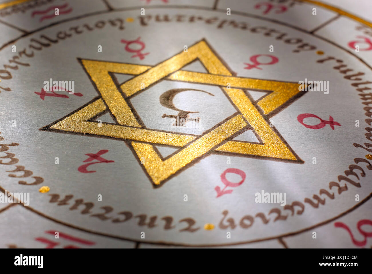 Dettaglio di un illuminato grafico zodiacale con astrologiche e simboli alchemici Foto Stock