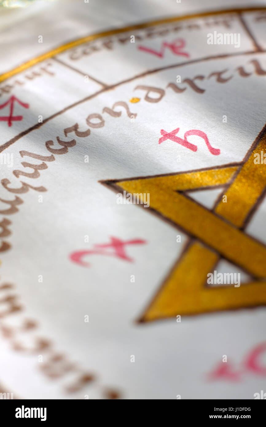 Dettaglio di un illuminato grafico zodiacale con astrologiche e simboli alchemici Foto Stock