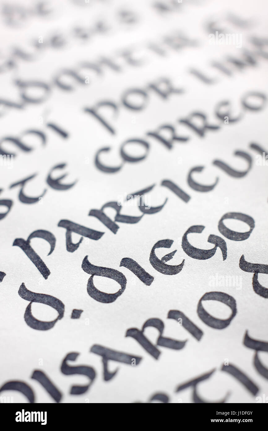 Vista ravvicinata della scrittura antica. Medieval uncial script. Lingua spagnola. Foto Stock