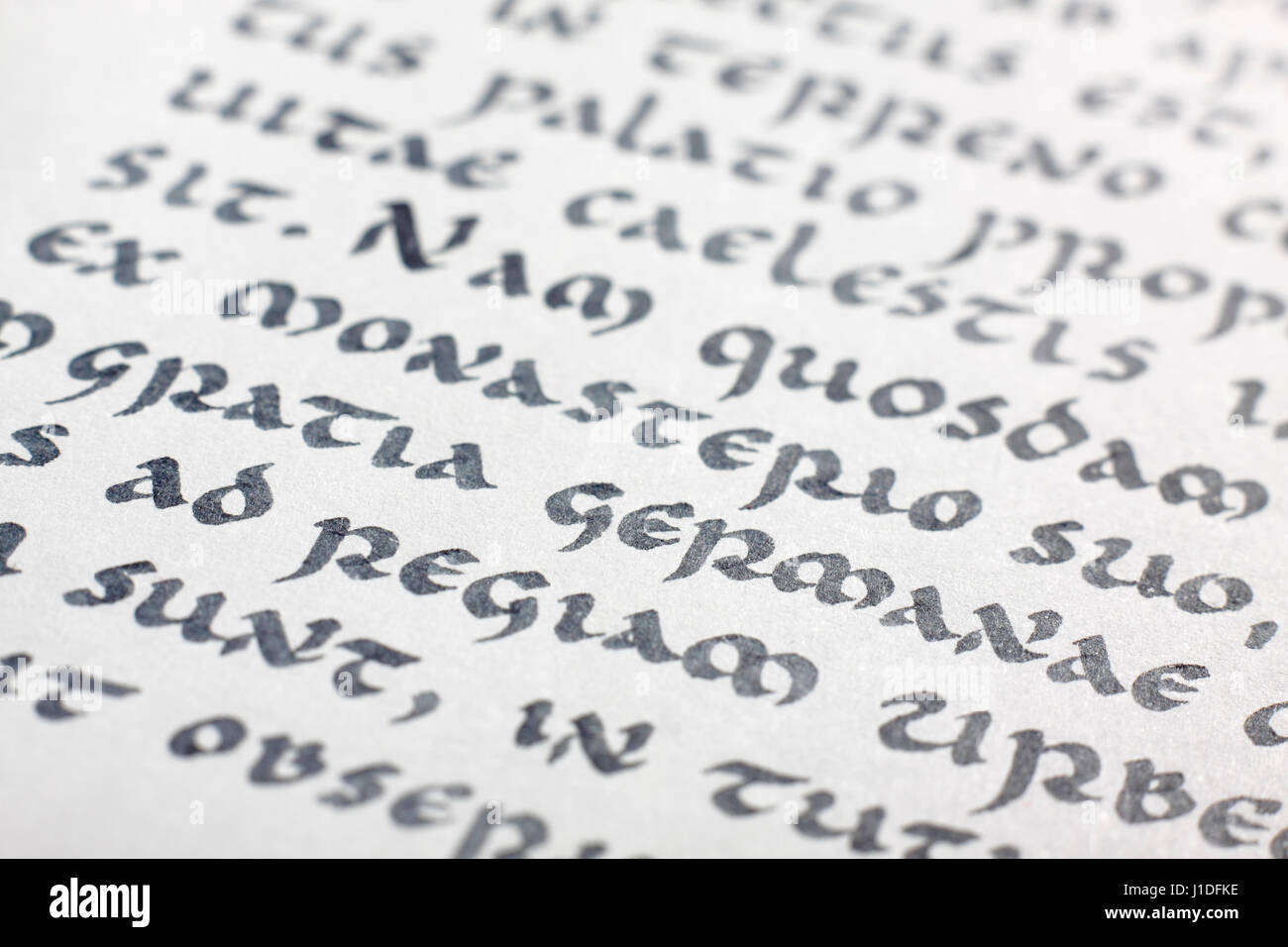 Vista ravvicinata della scrittura antica. Medieval uncial script. La lingua latina. Foto Stock