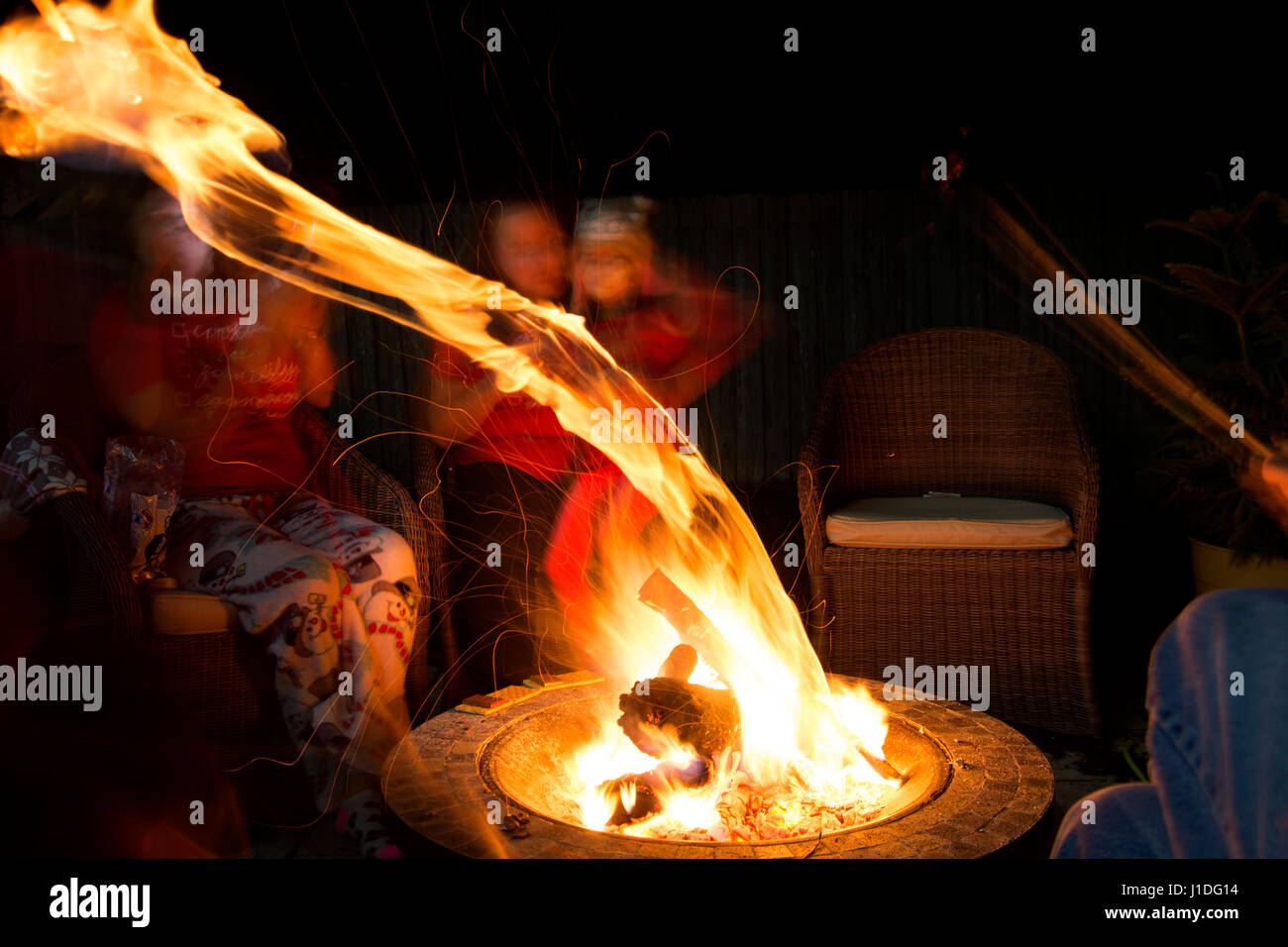 Una buca per il fuoco con fiamme di streaming Foto Stock