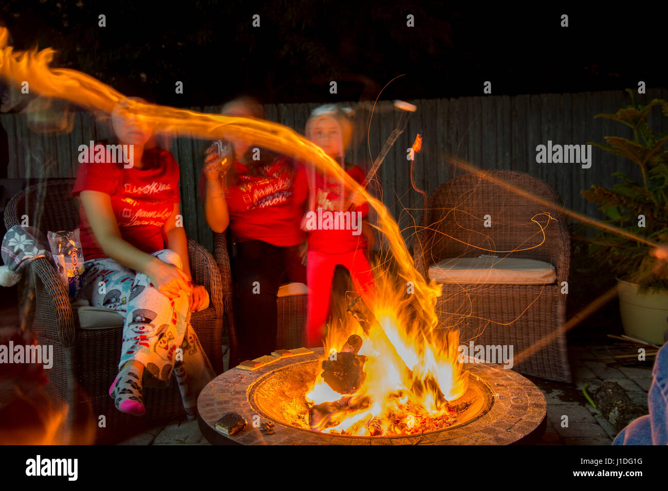 Una buca per il fuoco con fiamme di streaming Foto Stock