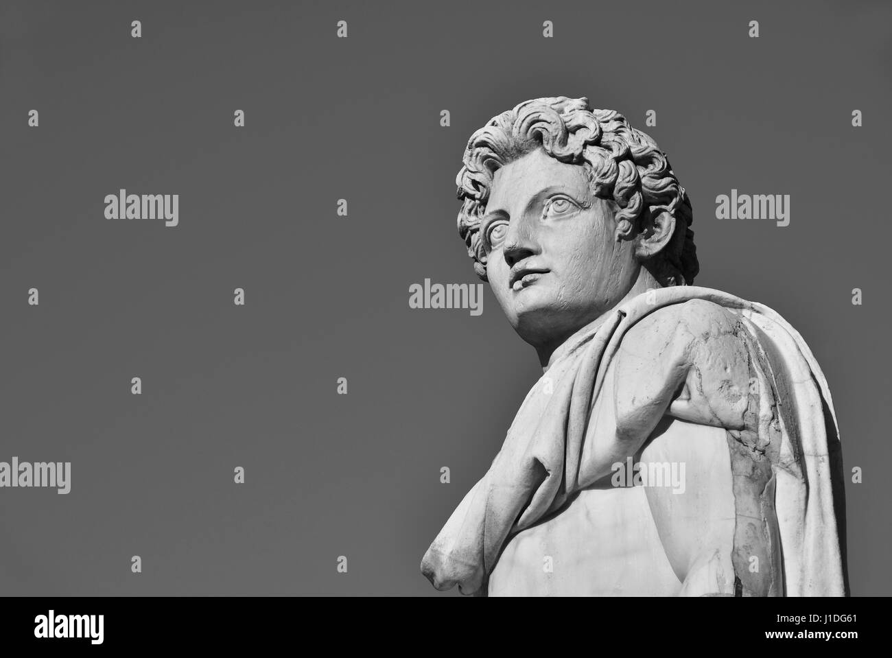 Antica statua romana di Dioskouri alla sommità del Campidoglio a Roma, realizzato nel I secolo A.C. (in bianco e nero con spazio copia) Foto Stock