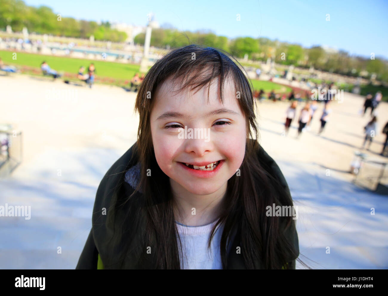 Ritratto di bambina sorridente al di fuori Foto Stock