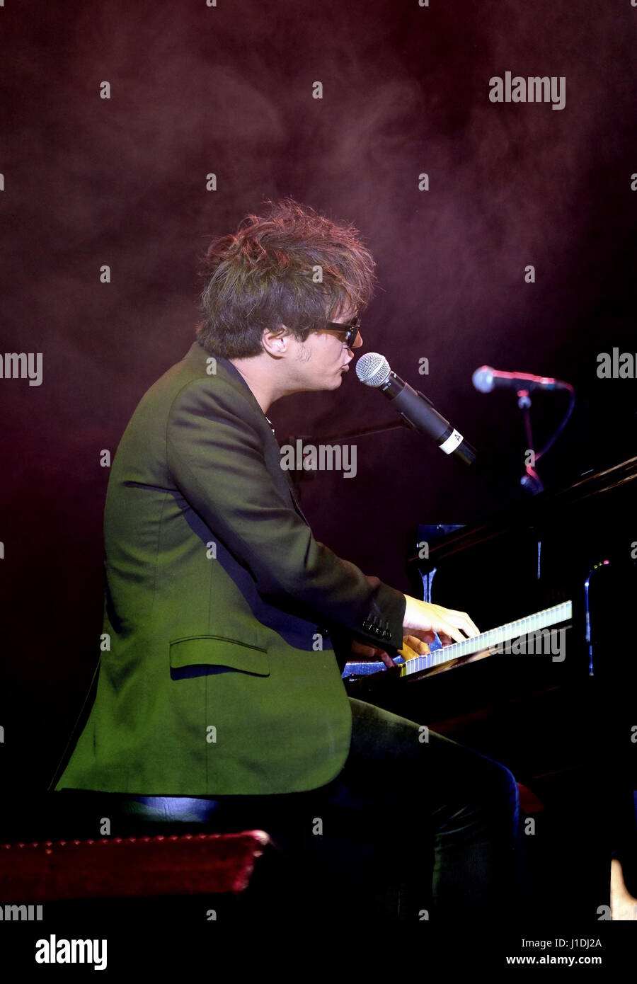 British musicista jazz Jamie Cullum effettuando al Festival Cornbury, Oxfordshire Foto Stock