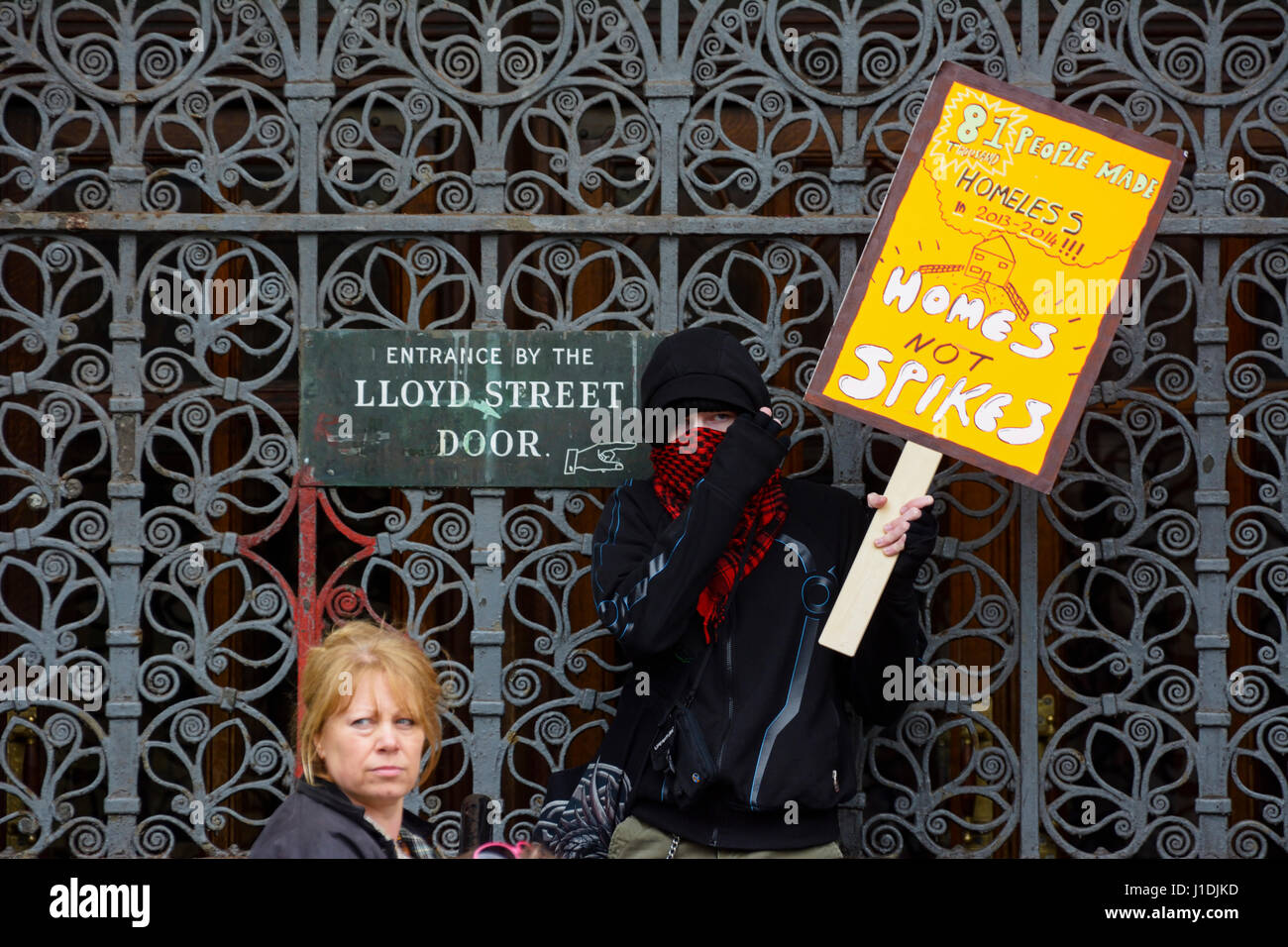 I sostenitori dei senzatetto e traversine ruvida in Manchester sfilato da Piccadilly Gardens a Manchester Town Hall dove hanno cercato di ottenere l'ingresso. Foto Stock