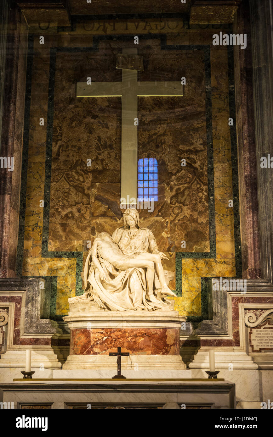 Città del Vaticano - Vaticano - Gennaio 4, 2017: La pietà del Vaticano o pietà è un gruppo scultoreo in marmo di Michelangelo nel interno di ba papale Foto Stock