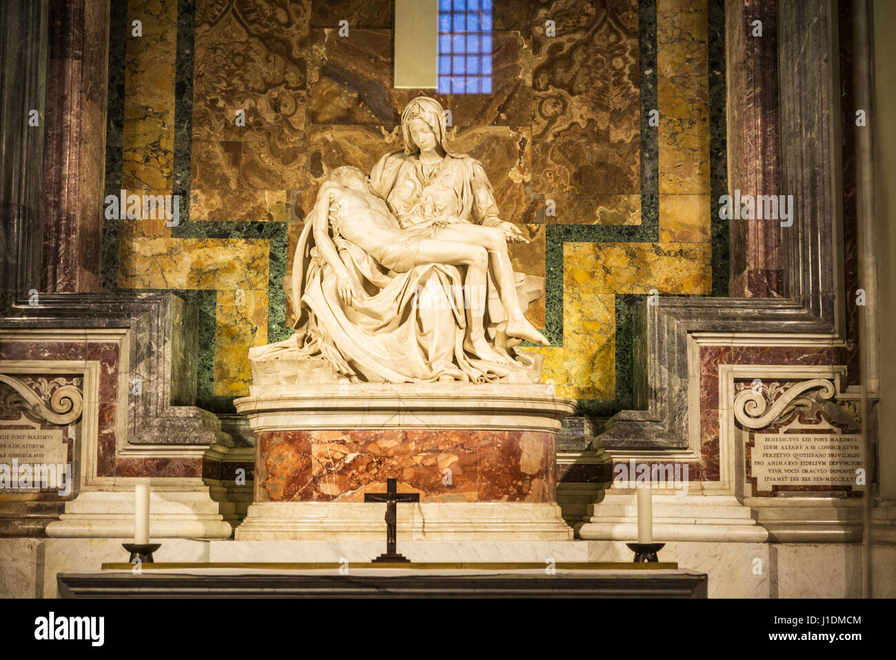 Città del Vaticano - Vaticano - Gennaio 4, 2017: La pietà del Vaticano o pietà è un gruppo scultoreo in marmo di Michelangelo nel interno di ba papale Foto Stock