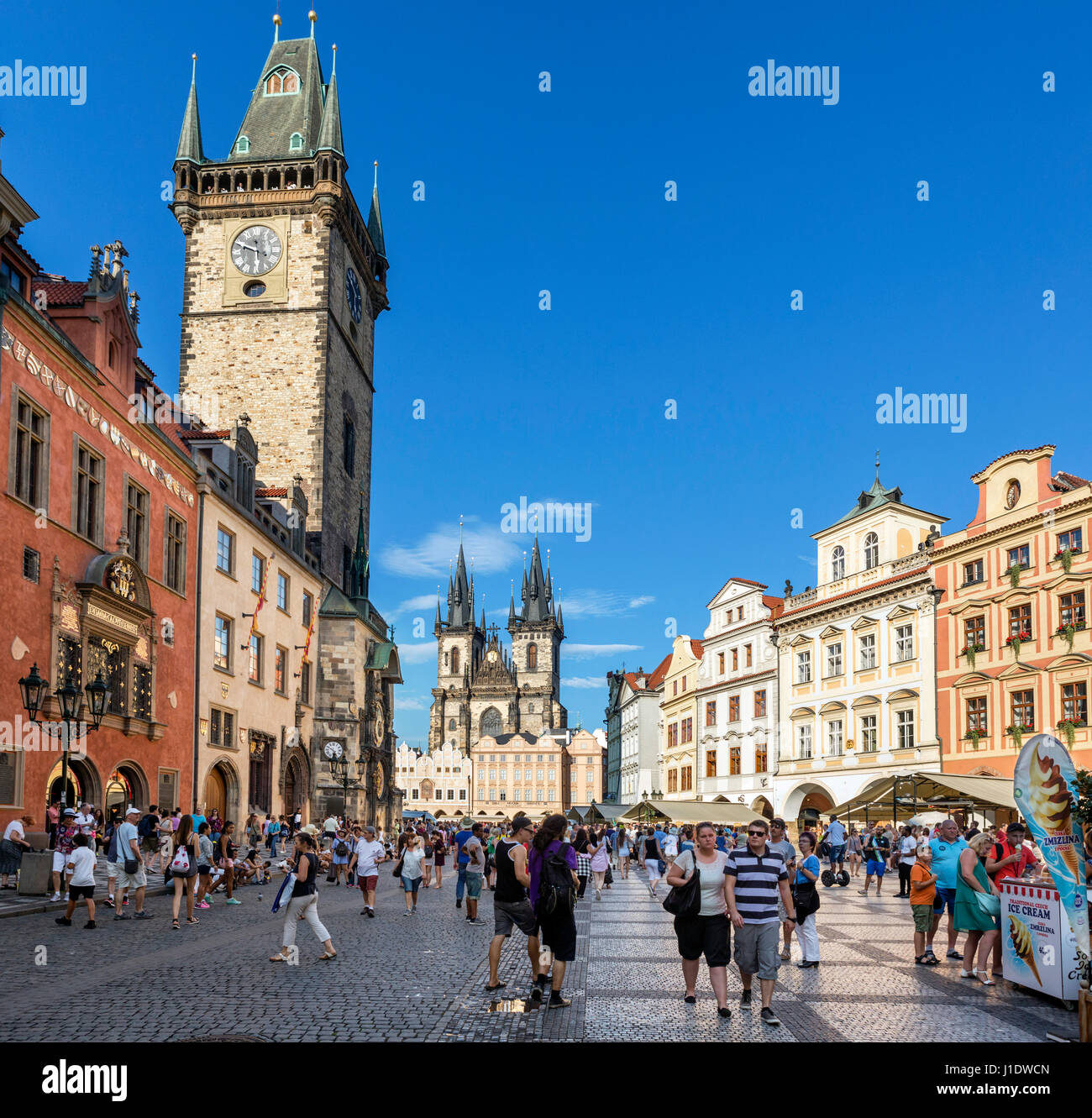 Piazza della Città Vecchia (Staroměstské náměstí) con il vecchio Municipio a sinistra e la chiesa di Nostra Signora di Týn dietro, Praga, Repubblica Ceca Foto Stock