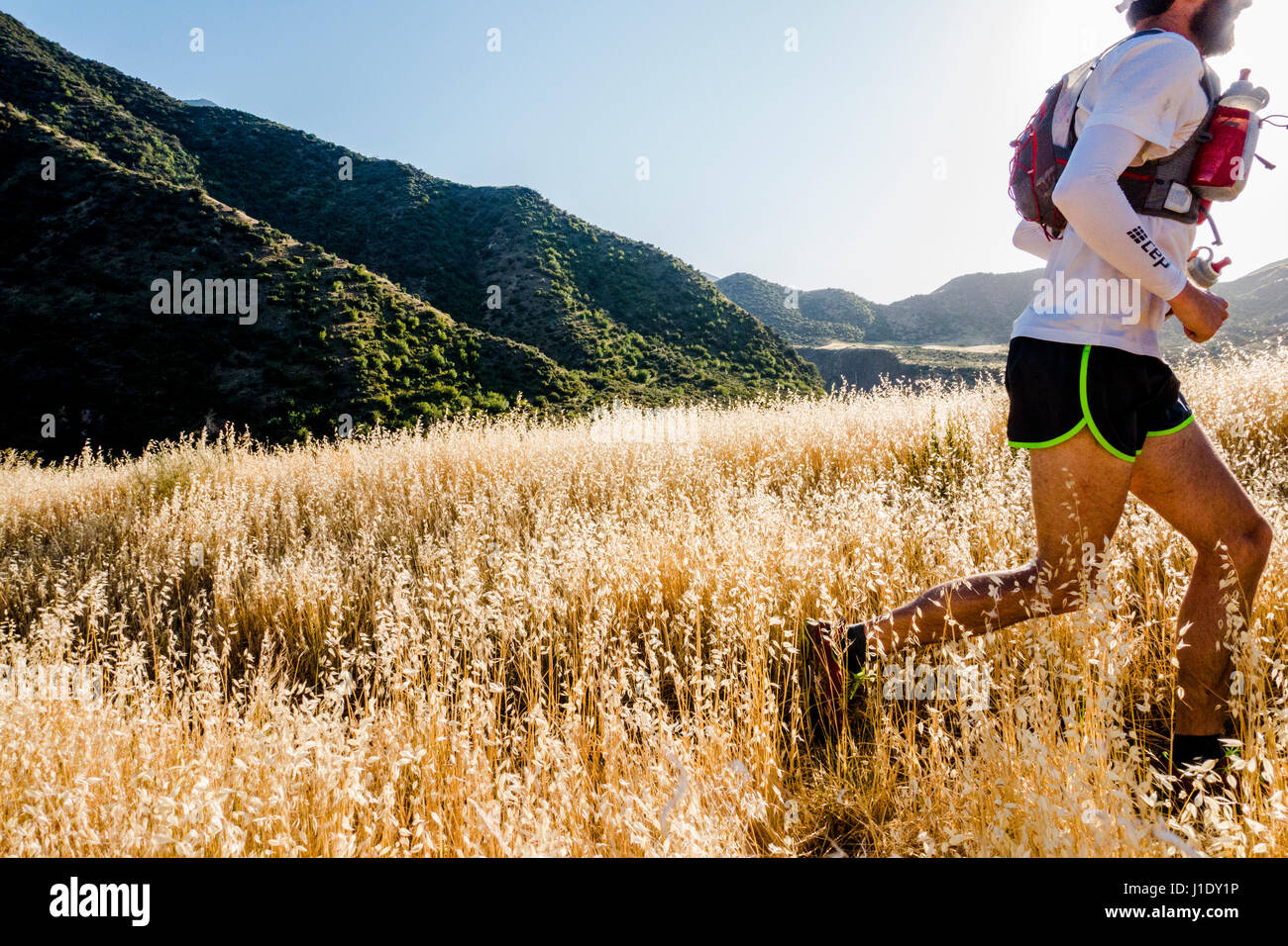 Un trail runner con tutti gli opportuni la marcia nel deserto Sespe di Ojai, California. Foto Stock
