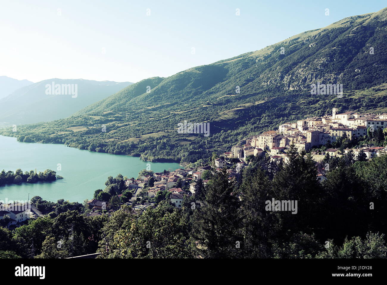 Cittadina tranquilla sulle rive di un lago di sole di tranquillità. Foto Stock