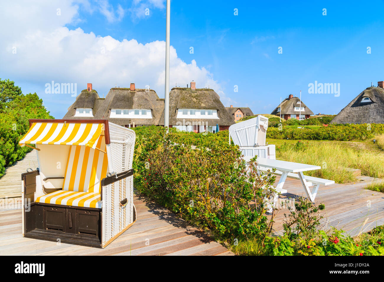 Spiaggia sedia e tavolo sulla costa di Isola di Sylt vicino al villaggio di elenco, Germania Foto Stock