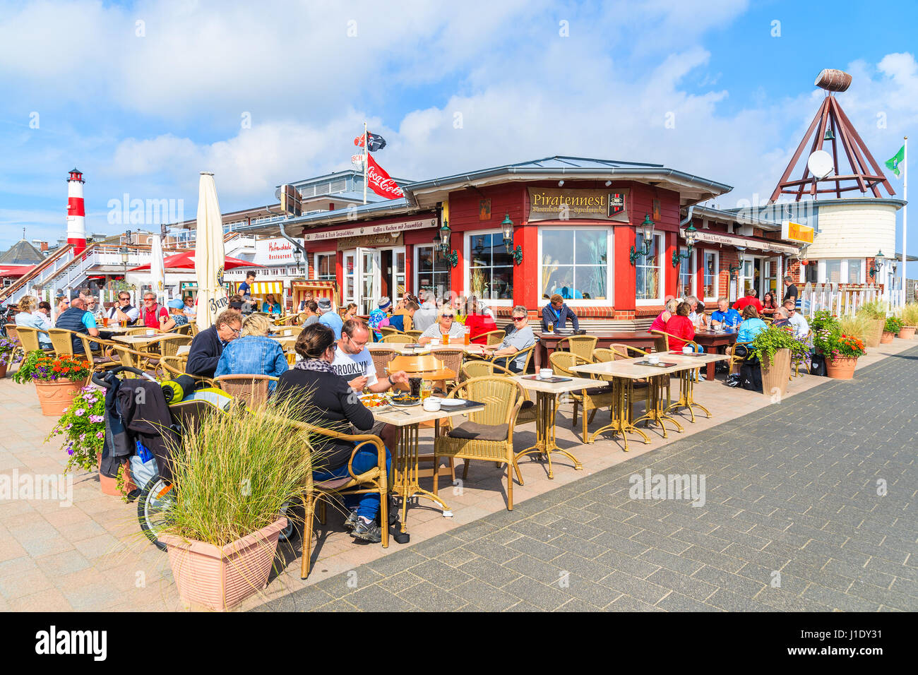 Isola di Sylt, Germania - Settembre 6, 2016: persone a pranzo nel ristorante spiaggia sedie in elenco porto sulla costa settentrionale dell'isola di Sylt, Germania. Foto Stock