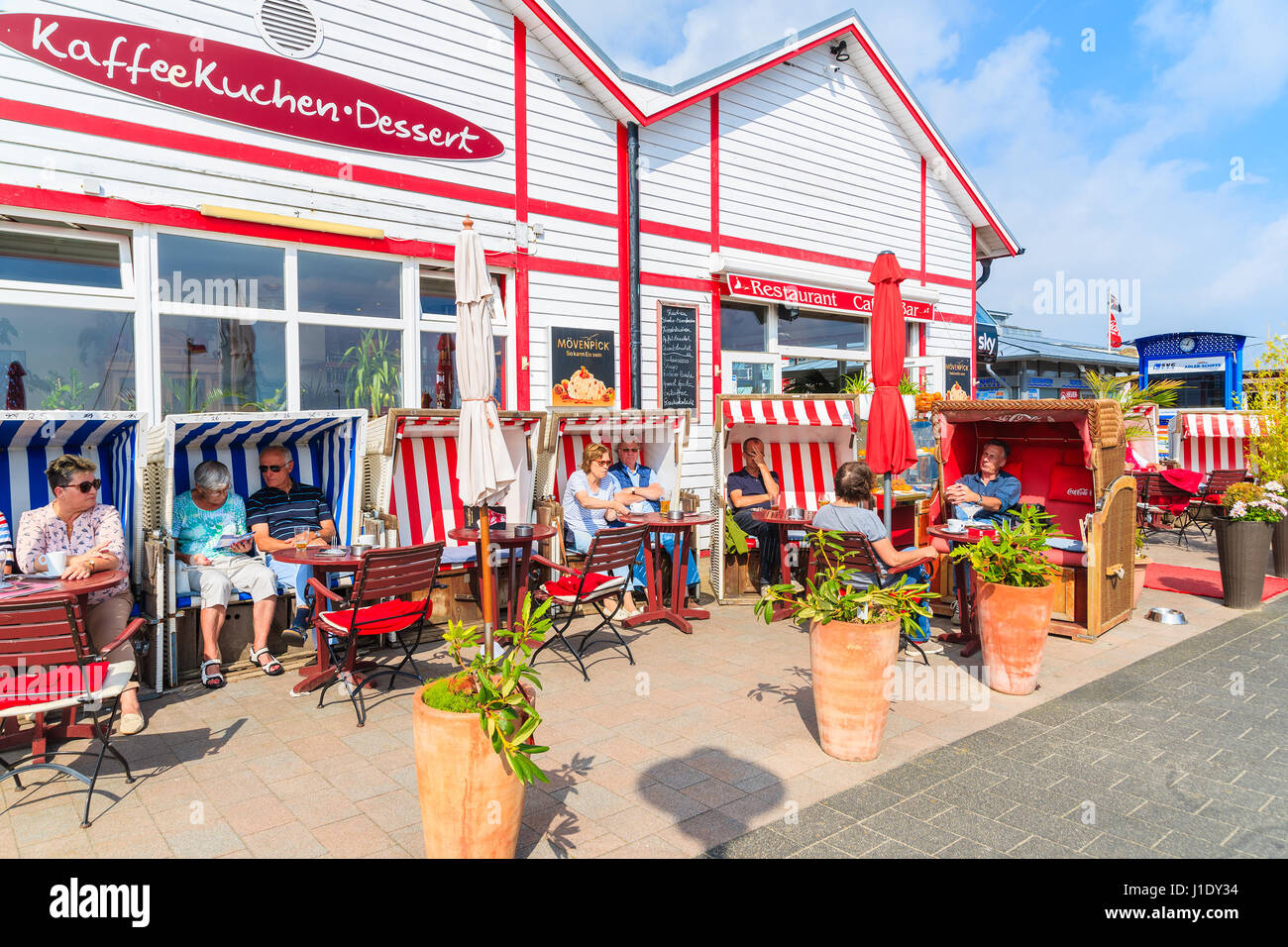 Isola di Sylt, Germania - Settembre 6, 2016: persone a pranzo nel ristorante spiaggia sedie in elenco porto sulla costa settentrionale dell'isola di Sylt, Germania. Foto Stock