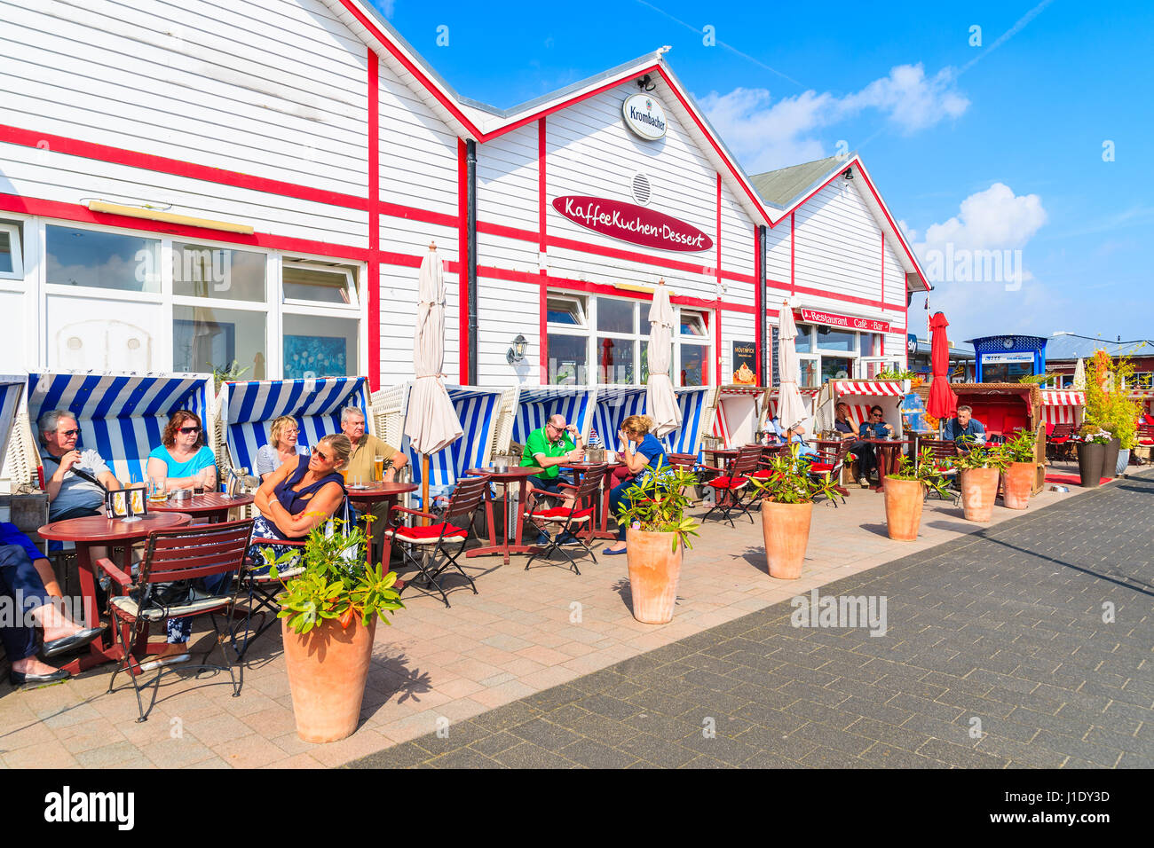 Isola di Sylt, Germania - Settembre 6, 2016: persone a pranzo nel ristorante spiaggia sedie in elenco porto sulla costa settentrionale dell'isola di Sylt, Germania. Foto Stock