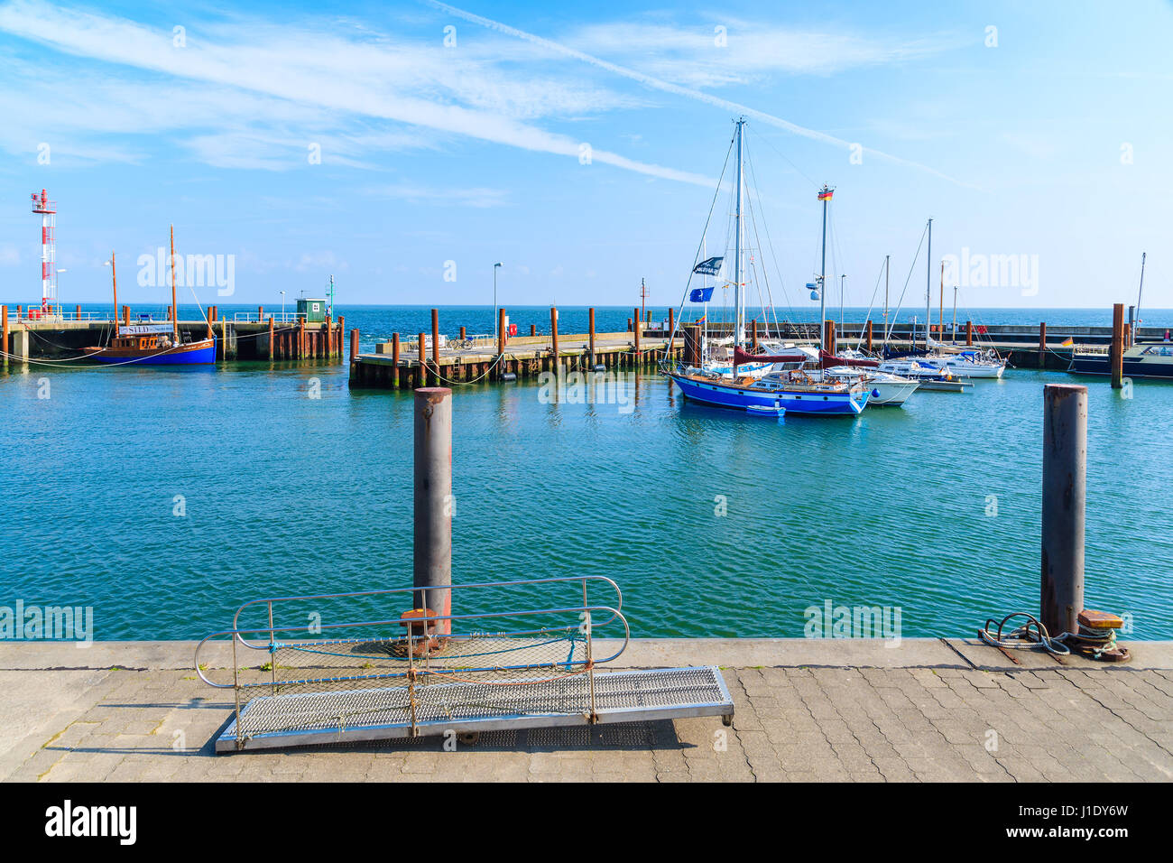 Elenco porta, SYLT ISLAND - Settembre 6, 2016: barche a vela di ancoraggio nel piccolo porto di elenco villaggio sulla soleggiata giornata estiva, Germania. Foto Stock