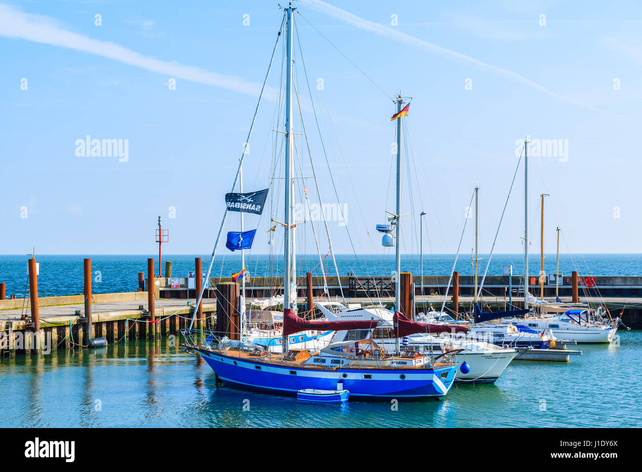 Elenco porta, SYLT ISLAND - Settembre 6, 2016: barche a vela di ancoraggio nel piccolo porto di elenco villaggio sulla soleggiata giornata estiva, Germania. Foto Stock