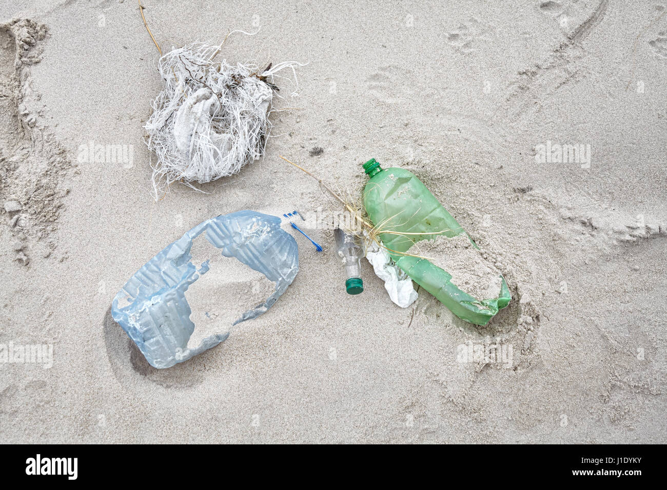 Garbage a sinistra su una spiaggia, inquinamento ambientale concetto immagine. Foto Stock