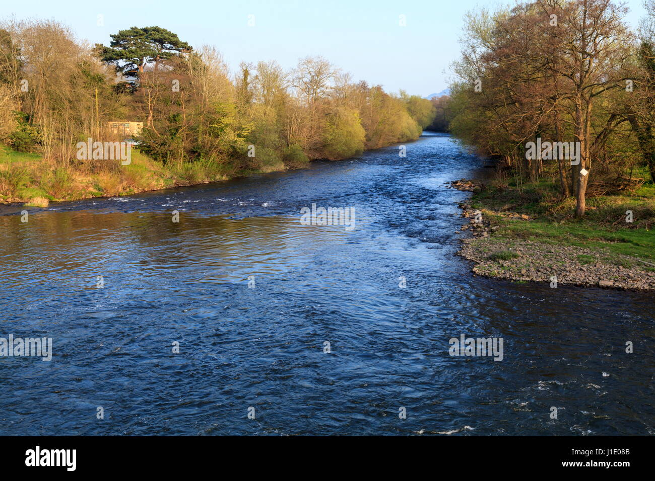 Il Fiume Usk come fluisce via dalla Crickhowell bridge nel Parco Nazionale di Brecon Beacons Foto Stock