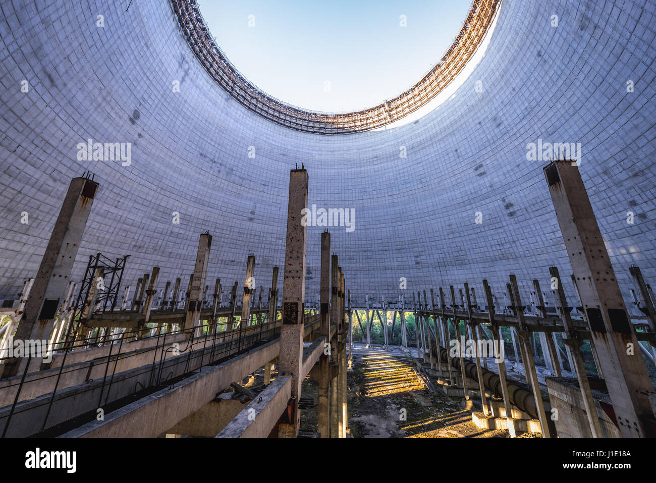 All'interno della torre di raffreddamento della centrale nucleare di Cernobyl nella zona di alienazione intorno al reattore nucleare disastro in Ucraina Foto Stock