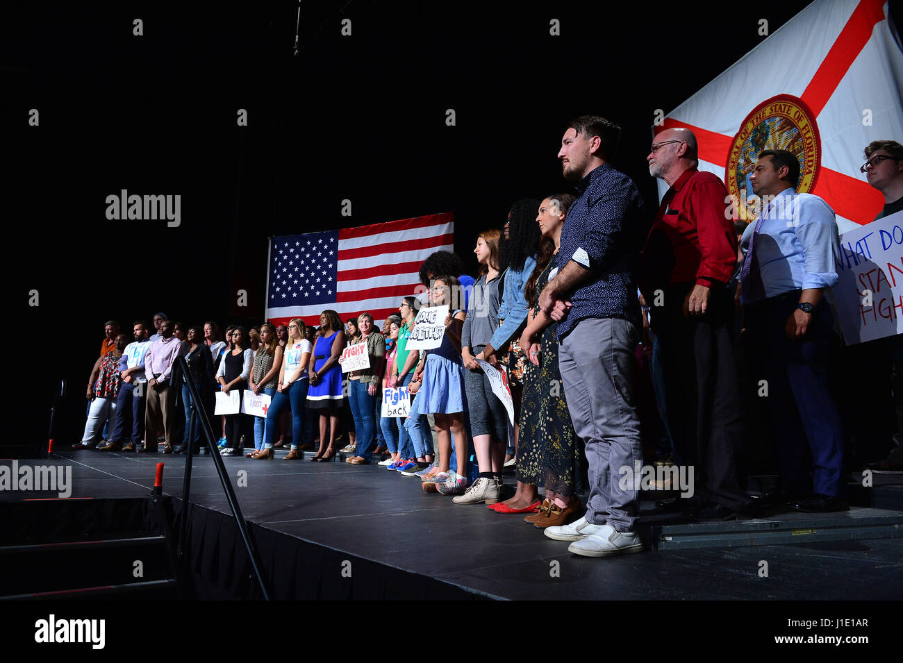 Miami, Florida, Stati Uniti d'America. Xix Apr, 2017. La gente ascolta durante un evento che in primo piano sedia DNC Tom Perez e il Sen. Bernie Sanders (I-VT) durante il loro "Venite insieme e combattere indietro " tour presso il James L Knight Center su Aprile 19, 2017 a Miami in Florida. Il sig. Perez e il Sen. Bernie Sanders (I-VT) ha parlato su argomenti di aumentare il salario minimo, pay equity per le donne, rendendo pubbliche scuole e università di corsi gratuiti e completo di riforma dell immigrazione e la riforma fiscale. Credito: MediaPunch Inc/Alamy Live News Foto Stock