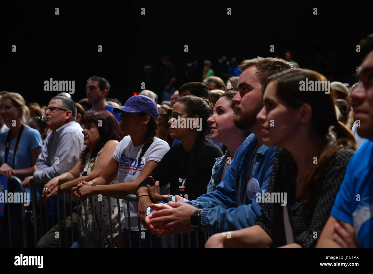 Miami, Florida, Stati Uniti d'America. Xix Apr, 2017. La gente ascolta durante un evento che in primo piano sedia DNC Tom Perez e il Sen. Bernie Sanders (I-VT) durante il loro "Venite insieme e combattere indietro " tour presso il James L Knight Center su Aprile 19, 2017 a Miami in Florida. Il sig. Perez e il Sen. Bernie Sanders (I-VT) ha parlato su argomenti di aumentare il salario minimo, pay equity per le donne, rendendo pubbliche scuole e università di corsi gratuiti e completo di riforma dell immigrazione e la riforma fiscale. Credito: MediaPunch Inc/Alamy Live News Foto Stock