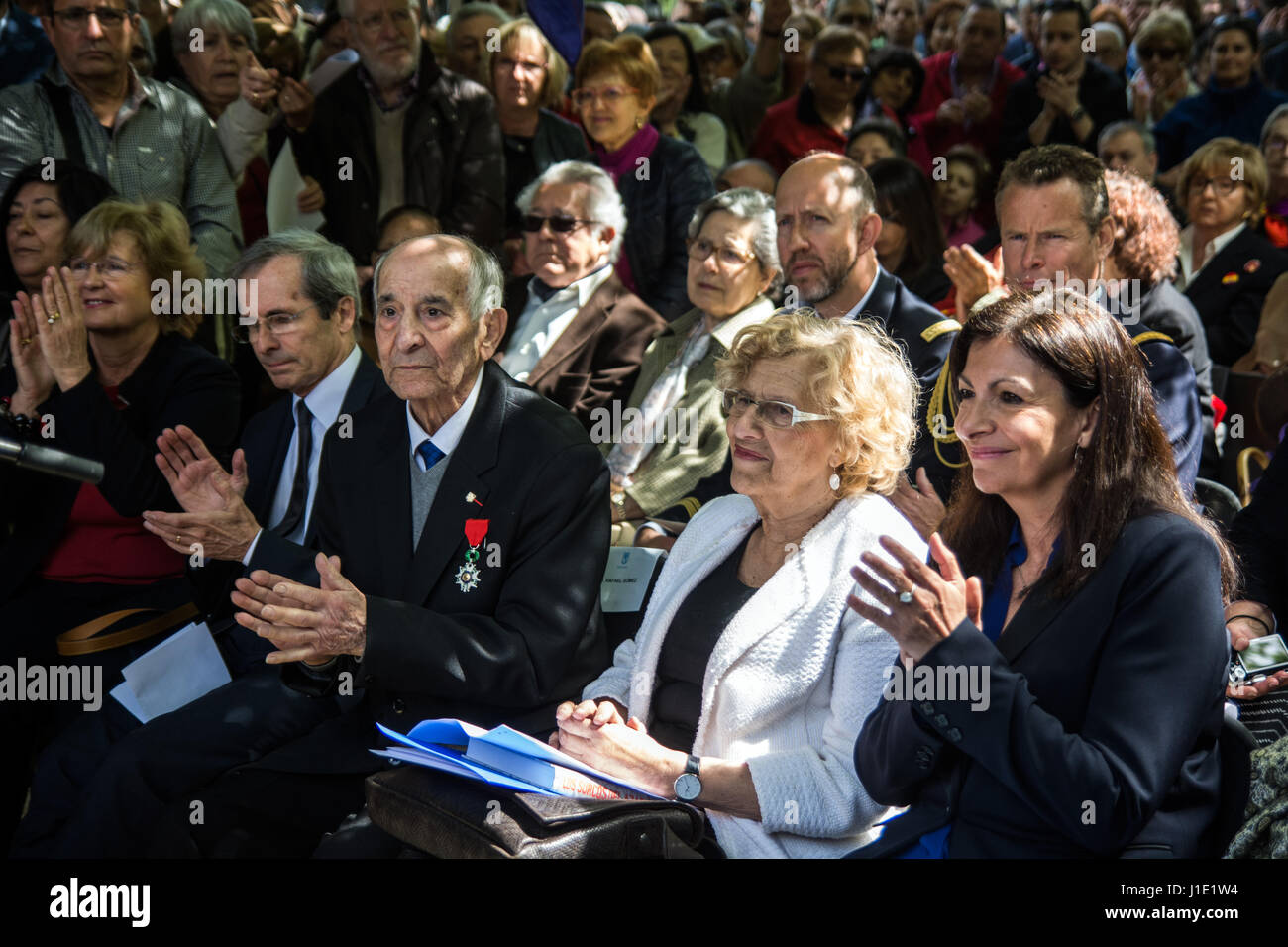 Madrid, Spagna. Xx Aprile, 2017. Sindaco di Madrid Manuela Carmena (M), il Sindaco di Parigi Anne Hidalgo (R) e Rafael G-Mez (L), il solo membro vivo della squadrone, durante la commemorazione del Giardino dei combattenti di '9', il battaglione di spagnoli che liberò Parigi del nazismo, a Madrid, Spagna. Credito: Marcos del Mazo /Alamy Live News Foto Stock