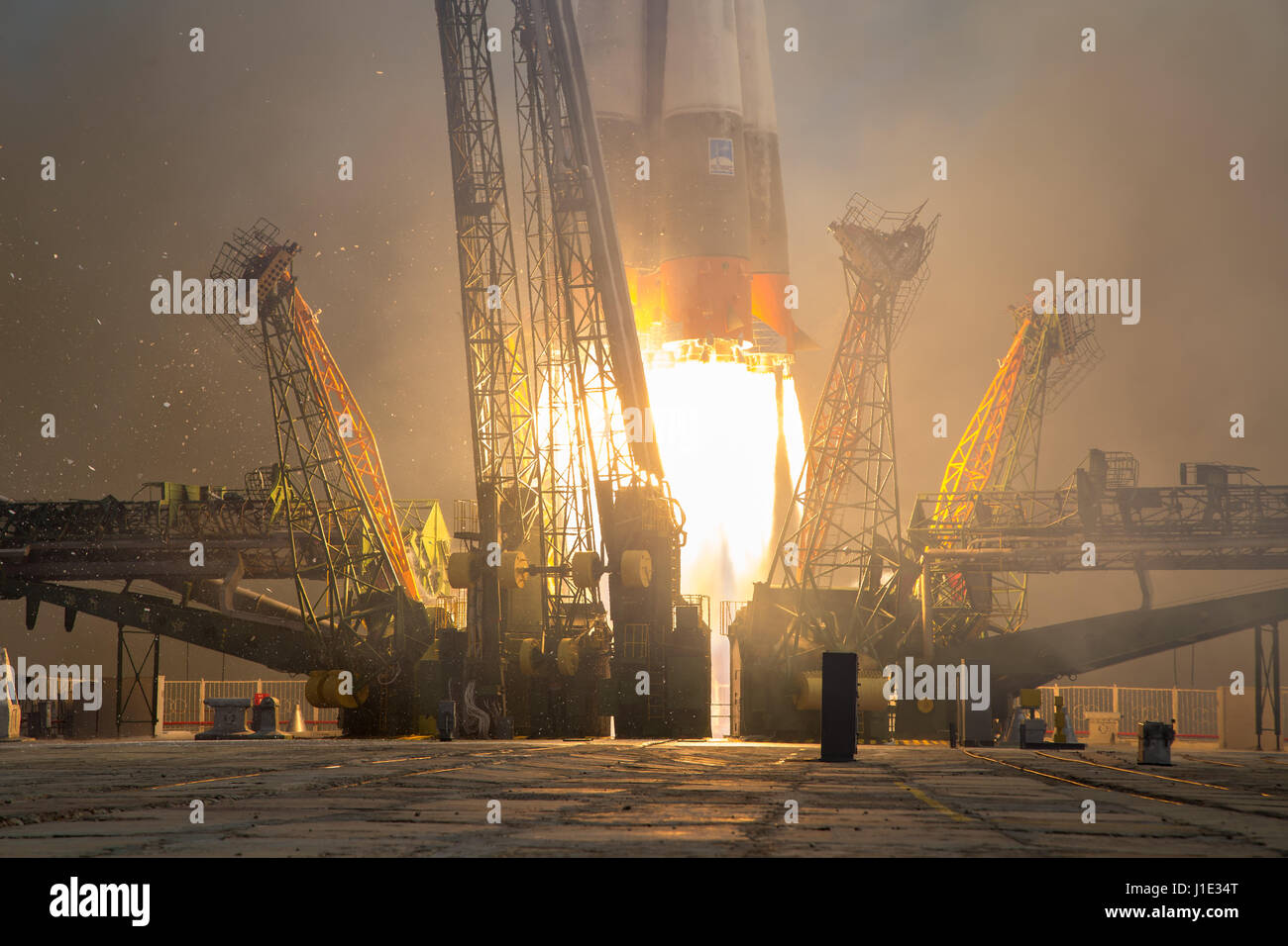 Baikonur in Kazakhstan. Xx Apr, 2017. Il russo Soyuz MS-04 navicella spaziale di blasti dal cosmodromo di Baikonur launch pad che trasportano Expedition 51 equipaggio alla Stazione Spaziale Internazionale il 20 aprile 2017 di Baikonur in Kazakhstan. Cosmonauta russo Fyodor Yurchikhin e astronauta americano Jack Fischer iniziano a quattro e una metà mese missione il laboratorio orbitante. Credito: Planetpix/Alamy Live News Foto Stock