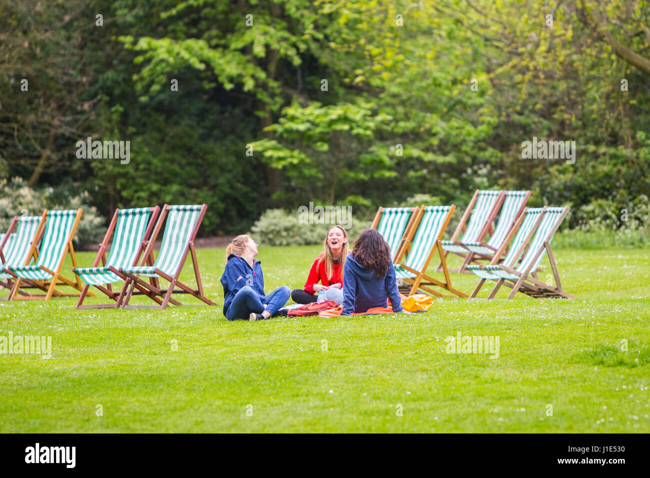 Londra, Regno Unito. Xx Aprile, 2017. Nonostante una molto nuvoloso pomeriggio, oggi 20 aprile 2017, la gente ancora goduto i giardini di Regents Park a Londra centrale come le temperature hanno raggiunto i 15 gradi centigradi. Credito: Chris Stevenson/Alamy Live News Foto Stock