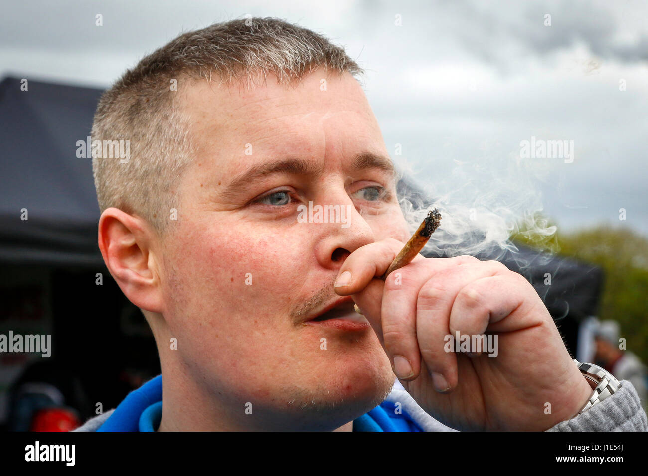 Glasgow, Scotland, Regno Unito. Xx Aprile, 2017. Sulla sesta annuale raduno di cannabis organizzato da "Glasgow Cannabis Social Club" di diverse centinaia di sostenitori si rivelò a Glasgow verde nel centro della città, a prendere parte alla manifestazione organizzata in concomitanza con 420 Hempstock (così denominato perché tutti i consumatori di cannabis e sostenitori deve accendersi a 4.20pm su questo giorno). Così come questo evento a Glasgow, simile era stata organizzata per Londra, Durham, Leeds e Derry con la prevista festival musicali, bande dal vivo e gli altoparlanti pubblici. Credito: Findlay/Alamy Live News Foto Stock