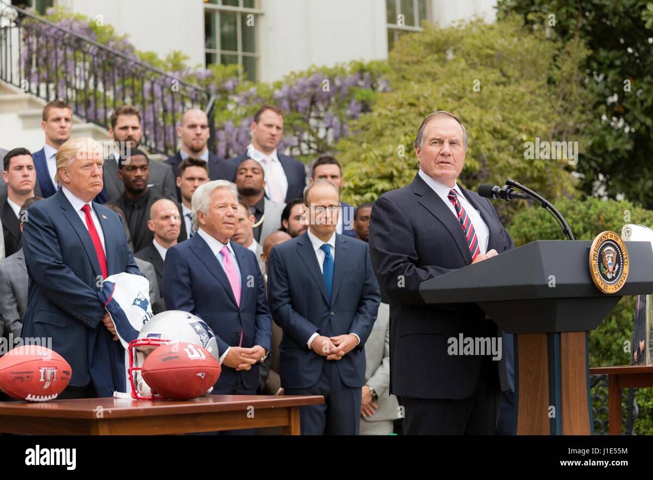 Washington, Stati Uniti d'America. Xix Apr, 2017. New England Patriots Coach Bill Belichick offre commento durante la tradizionale visita da vincente il Super Bowl football team sul prato Sud della Casa Bianca Aprile 19, 2017 in Washington, DC U.S. Presidente Donald Trump e proprietario del team Robert Kraft guardare da dietro. Credito: Planetpix/Alamy Live News Foto Stock