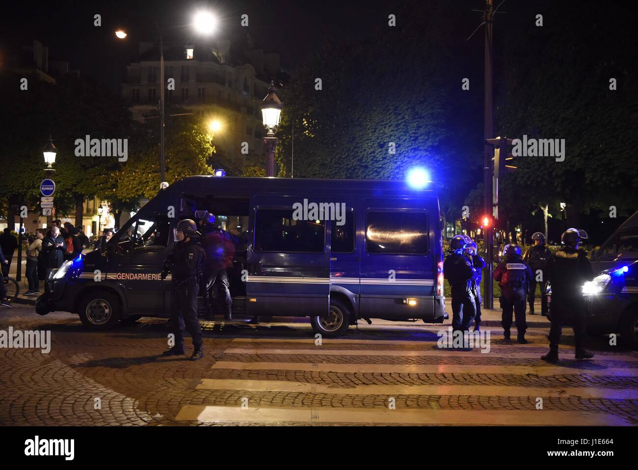 Parigi. Xx Apr, 2017. Gendarmeria francese guardia sugli Champs Elysees, la strada dello shopping di Parigi, Francia, il 20 aprile 2017. Un poliziotto è stato ucciso ed un altro gravemente ferito in un incidente di ripresa giovedì sera vicino al Champs Elysees, la strada dello shopping di Parigi. Credito: Chen Yichen/Xinhua/Alamy Live News Foto Stock