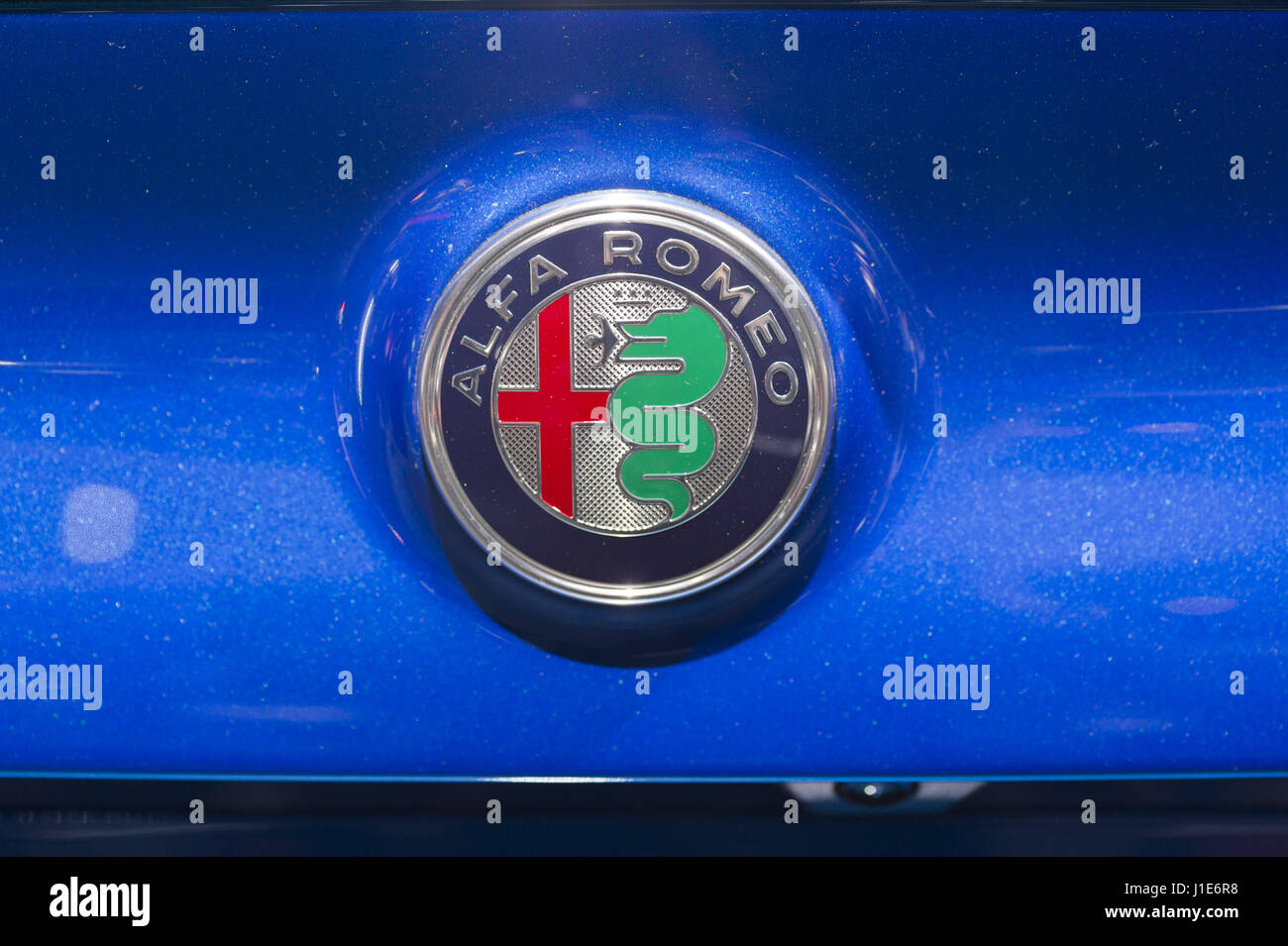 Manhattan, New York, Stati Uniti d'America. Xii Apr, 2017. Nuova Alfa Romeo  badge con croce rossa e verde serpente - simboli tradizionali di Milano,  Itlay - è sul tronco di Alfa Romeo