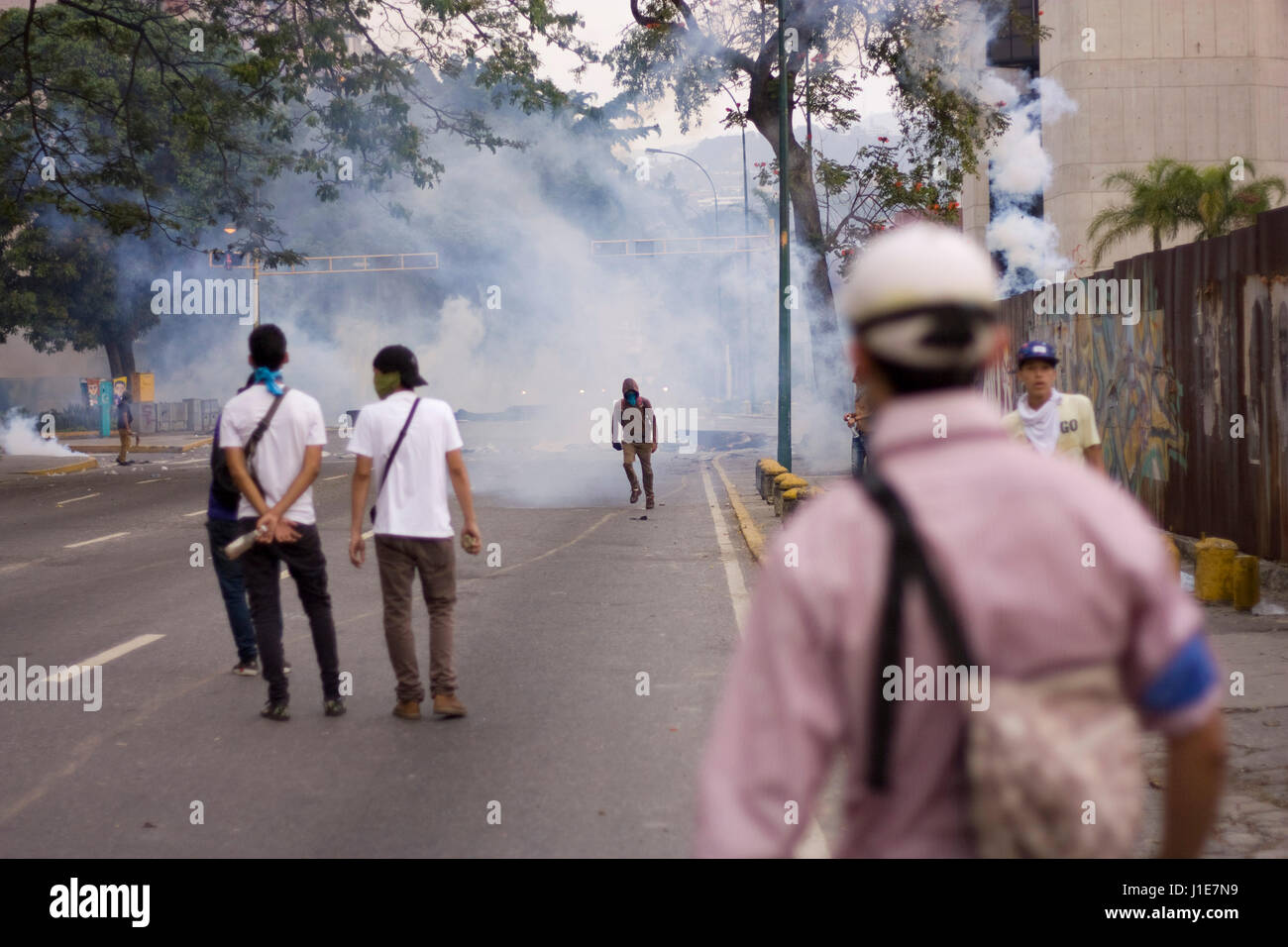 Caracas, Venezuela, il 20 aprile, 2017. I manifestanti in una strada durante una sommossa a Caracas contro il governo di Nicolas Maduro. Agustin Garcia/Alamy Live News Foto Stock