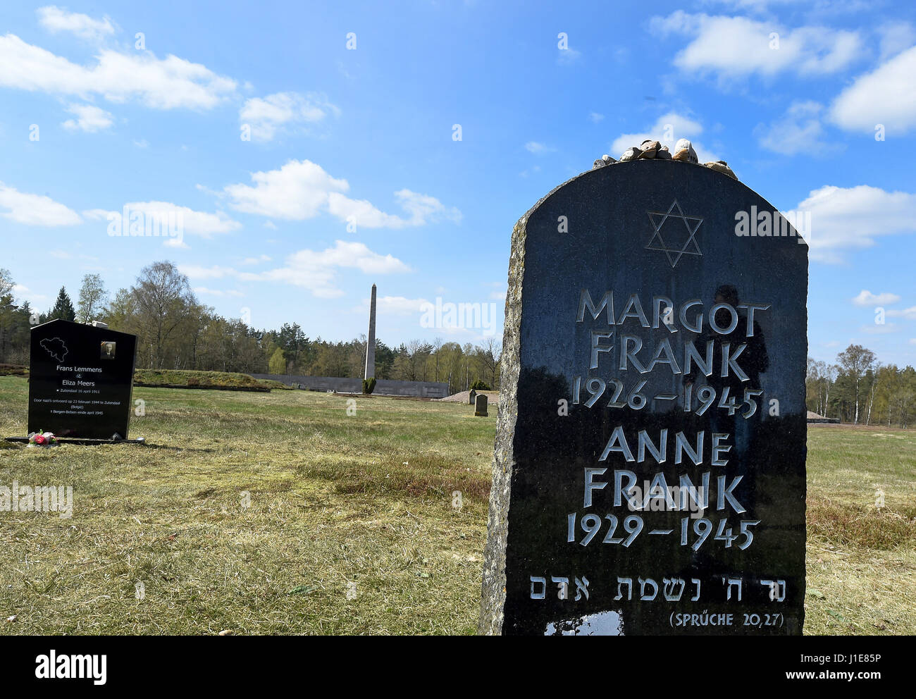 Bergen-Belsen, Germania. Xx Apr, 2017. Una lapide commemorativa dedicata alla casa di Anna Frank e sua sorella Margot Frank, visto al Bergen-Belsen campo di concentramento memorial in Bergen-Belsen, Germania, 20 aprile 2017. Diversi campi di concentramento superstiti sono tenuti a frequentare il memoriale di servizio la marcatura del 72th anniversario della liberazione del camp, che si terrà il 23 aprile 2017. Foto: Holger Hollemann/dpa/Alamy Live News Foto Stock