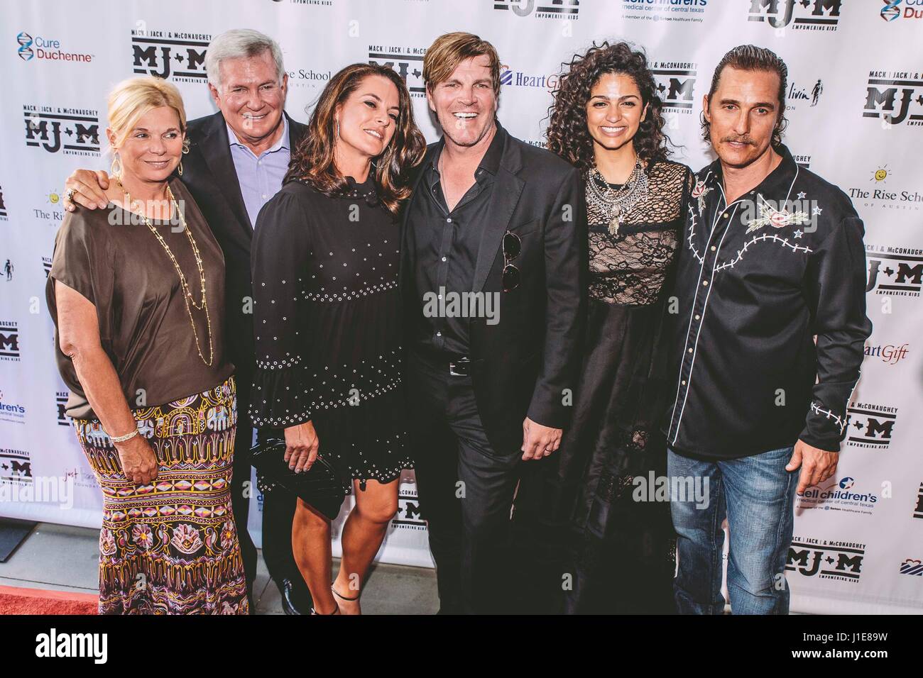 Austin, Stati Uniti d'America. Xx Apr, 2017. Sally Brown, Mack Brown, Amy Ingram, Jack Ingram, Camila Alves, Matthew McConaughey arrivano al 2017 Mack, Jack & McConaughey il 20 aprile 2017 ad Austin, Texas. Credito: la foto di accesso/Alamy Live News Foto Stock