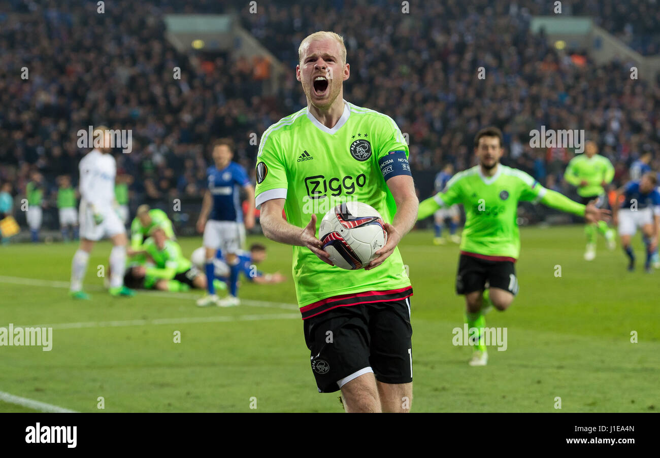 Gelsenkirchen (Germania). Xx Apr, 2017. Ajax's Davy Klaassen celebra dopo tirando un obiettivo torna per il suo lato di lasciare il cliente a 3:1 (3:3) durante la seconda gamba della UEFA Europa League quarti di finale pareggio tra FC Schalke 04 e AFC Ajax nel Veltins Arena di Gelsenkirchen, Germania, 20 aprile 2017. Il gioco ha finito di 3:2 e 3:4 sull'aggregato. Foto: Guido Kirchner/dpa/Alamy Live News Foto Stock