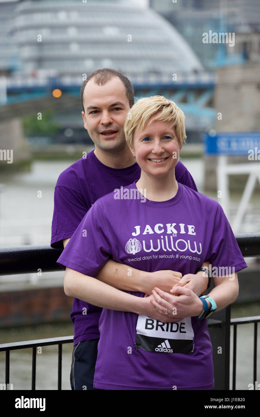 Londra, Regno Unito. Xxi Aprile, 2017. #Ragione per eseguire photocall con promessa sposa Jackie Scully & il suo fidanzato Duncan Sloan accanto al Tower Bridge davanti alla Vergine denaro maratona di Londra che si svolge la domenica 23 aprile 2017 Credit: Keith Larby/Alamy Live News Foto Stock