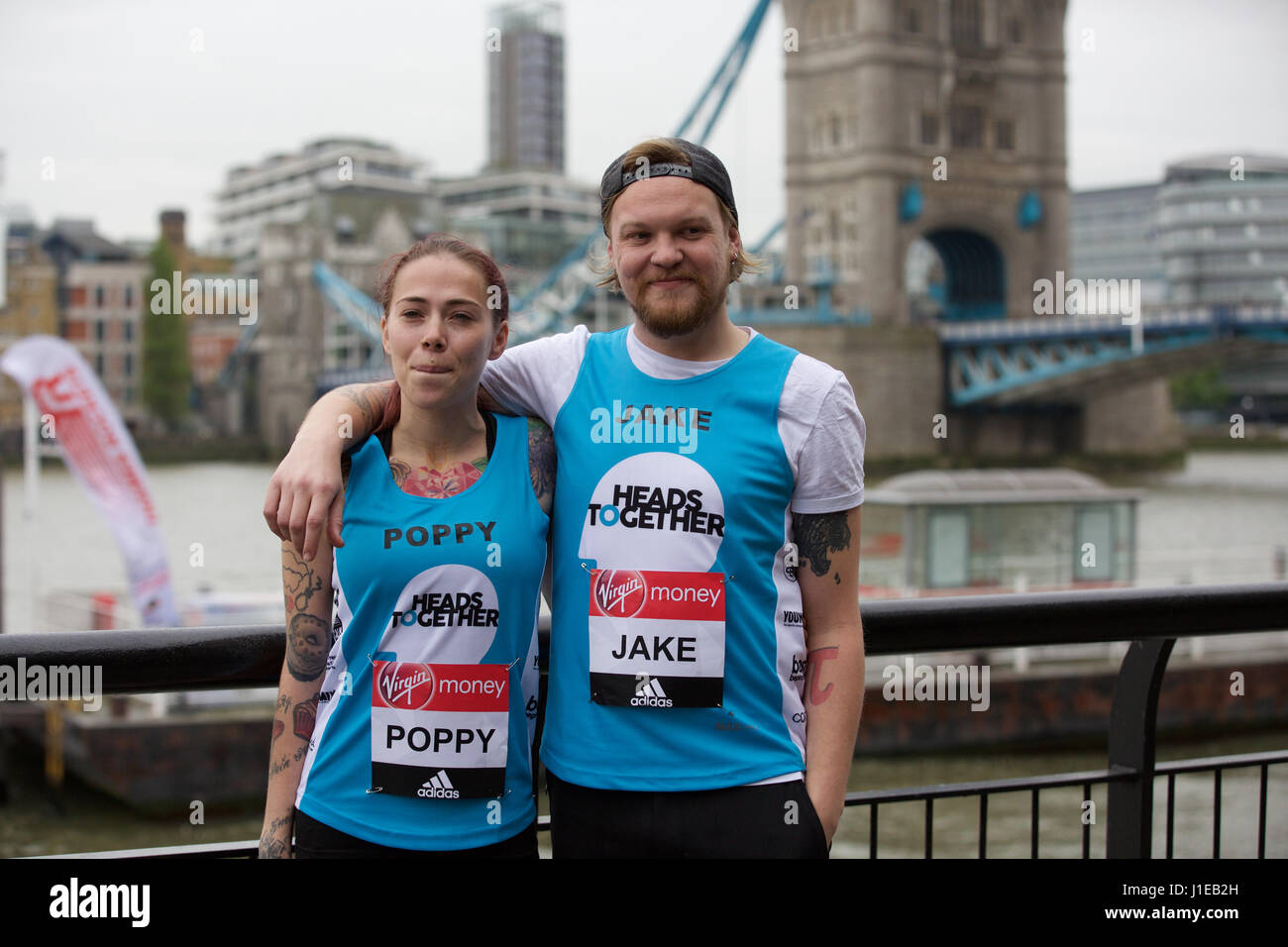 Londra, Regno Unito. Xxi Aprile, 2017. #Ragione per eseguire photocall con Jake e papavero due stelle della BBC di Mente sopra la serie Marathon accanto al Tower Bridge davanti alla Vergine denaro ondon maratona che si svolge la domenica 23 aprile 2017 Credit: Keith Larby/Alamy Live News Foto Stock