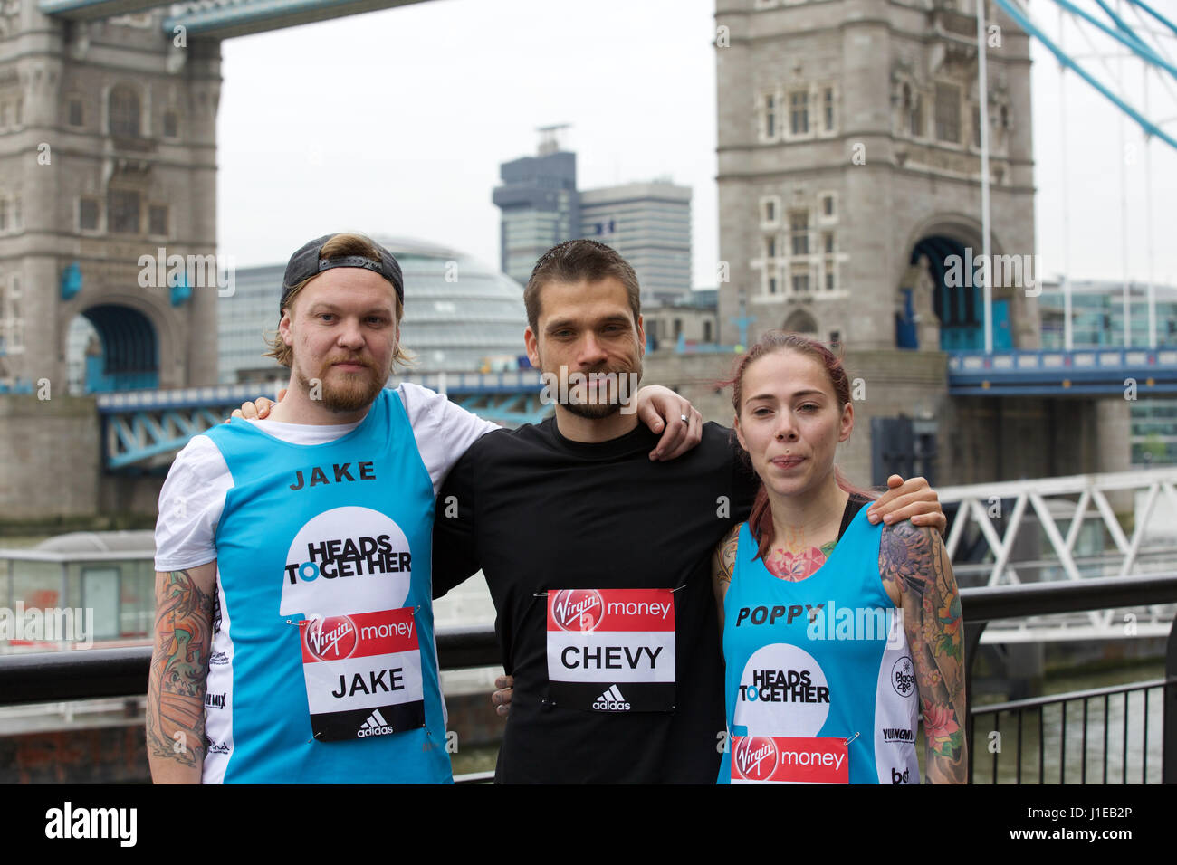 Londra, Regno Unito. Xxi Aprile, 2017. #Ragione per eseguire photocall con Jake, Chevy e papavero stelle della BBC di Mente sopra la serie Marathon accanto al Tower Bridge davanti alla Vergine denaro ondon maratona che si svolge la domenica 23 aprile 2017 Credit: Keith Larby/Alamy Live News Foto Stock