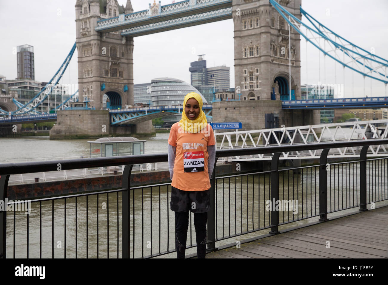 Londra, Regno Unito. Xxi Aprile, 2017. #Ragione per eseguire photocall con Zamzam Farah, che divenne coinvolti nell'esecuzione di carità dopo che cercano asilo nel Regno Unito dopo la sua apparizione per la Somalia al 2012 Giochi Olimpici, accanto al Tower Bridge davanti alla Vergine denaro maratona di Londra che si svolge la domenica 23 aprile 2017 Credit: Keith Larby/Alamy Live News Foto Stock