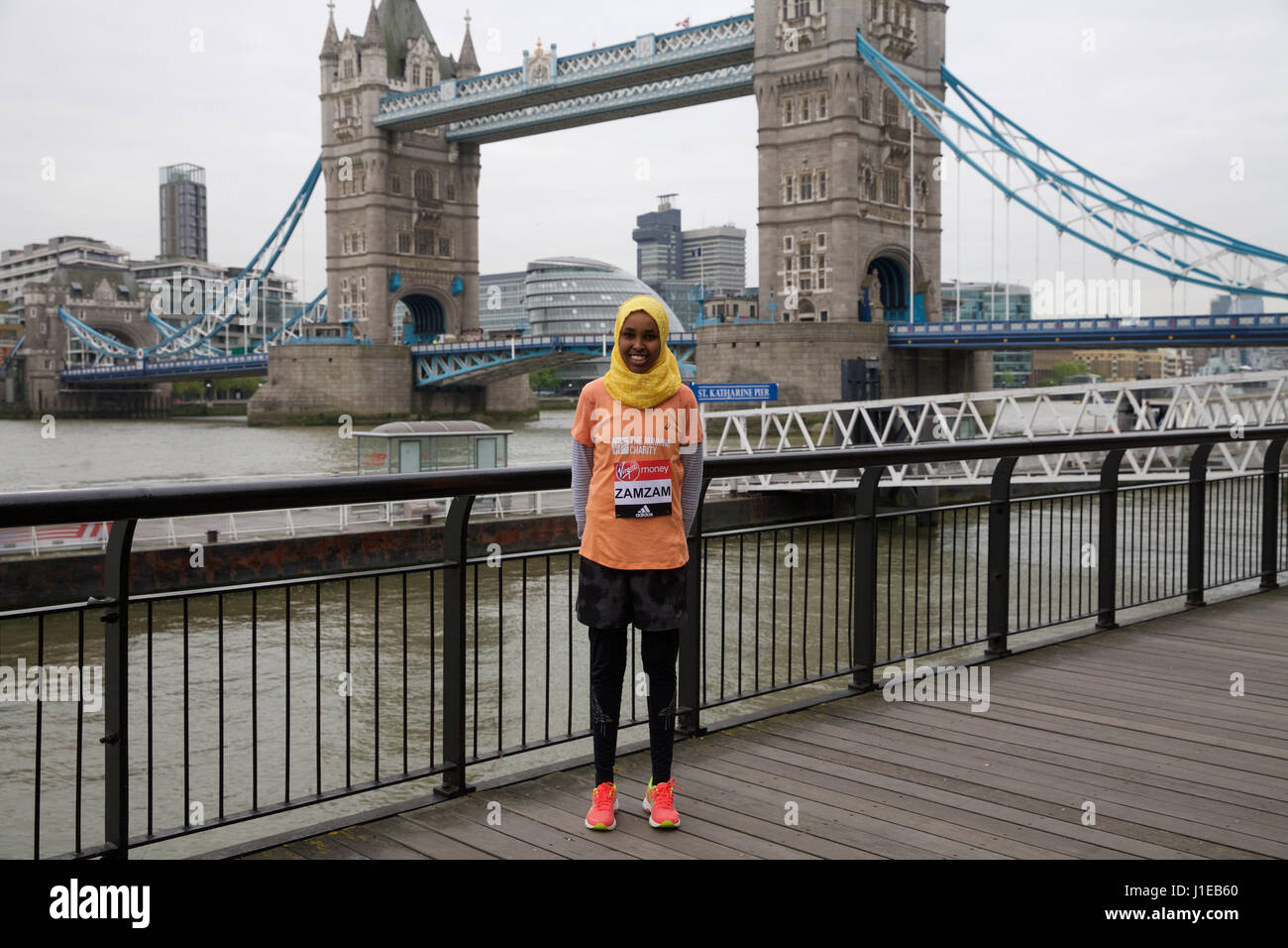 Londra, Regno Unito. Xxi Aprile, 2017. #Ragione per eseguire photocall con Zamzam Farah, che divenne coinvolti nell'esecuzione di carità dopo che cercano asilo nel Regno Unito dopo la sua apparizione per la Somalia al 2012 Giochi Olimpici, accanto al Tower Bridge davanti alla Vergine denaro maratona di Londra che si svolge la domenica 23 aprile 2017 Credit: Keith Larby/Alamy Live News Foto Stock