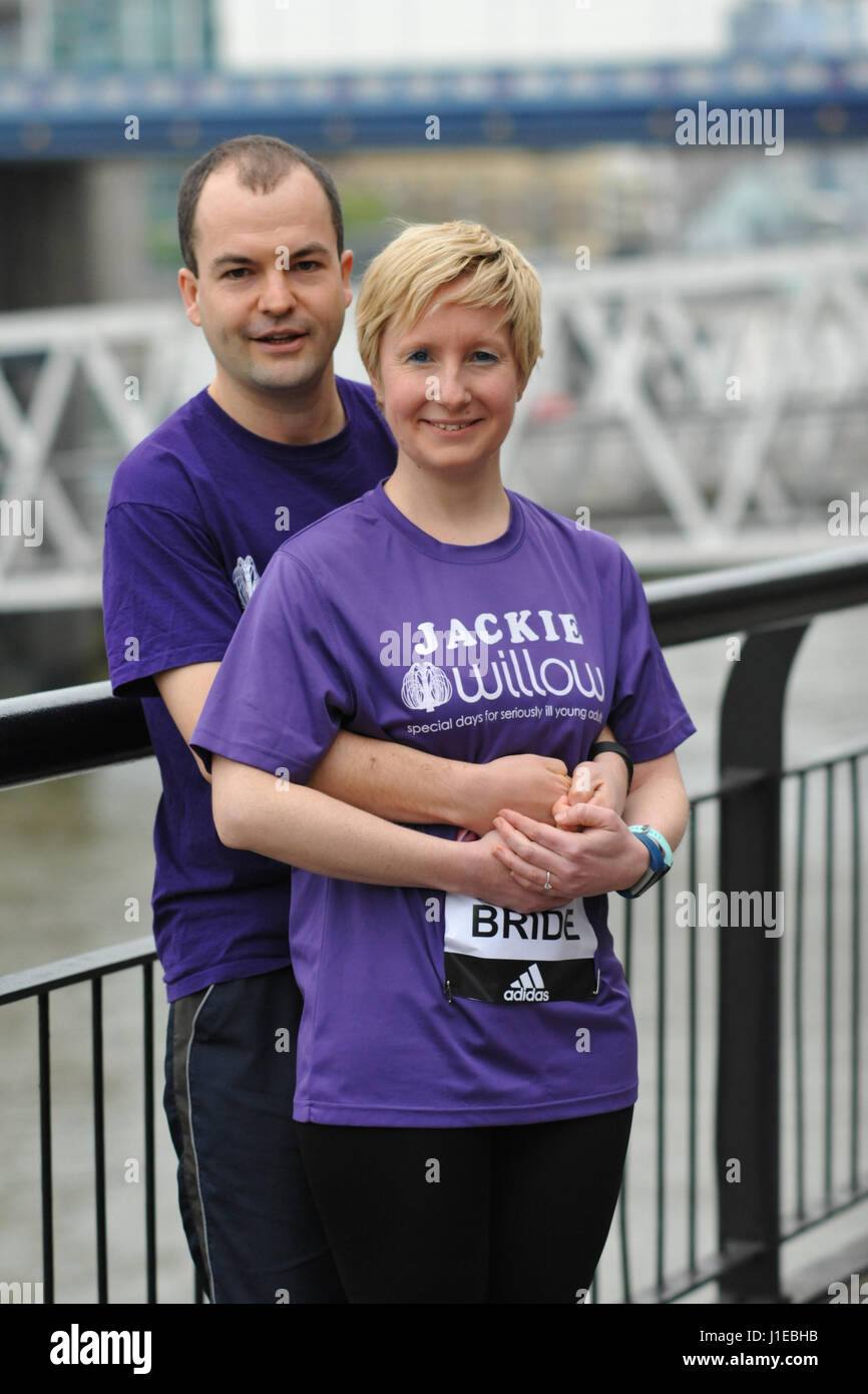 Londra, Regno Unito. Xxi Aprile, 2017. Promessa sposa Jackie Scully e il suo fidanzato Duncan Sloan che hanno in progetto di sposarsi in rotta a una vergine denaro maratona di Londra pre-gara photocall, Tower Hotel, Londra, Regno Unito. Credito: Michael Preston/Alamy Live News Foto Stock