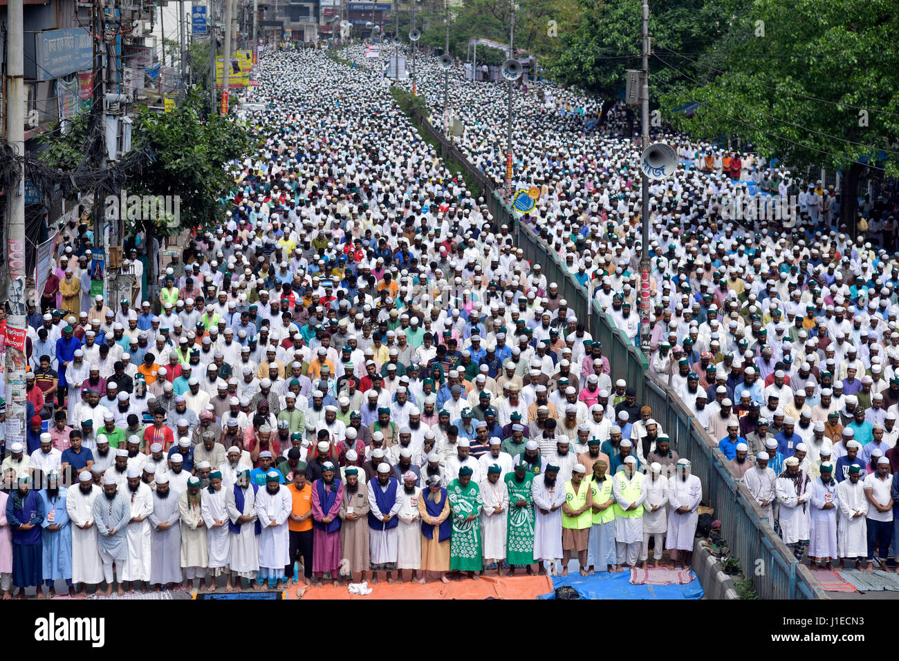 Dacca in Bangladesh. Xxi Aprile, 2017. Dacca in Bangladesh - Aprile 21, 2017: i sostenitori del Bangladesh Islami Sashontantra Andolon partecipare alla preghiera del venerdì prima della protesta rally impegnativo rimuovere la signora giustizia statua dal Bangladesh corte suprema complesso a Dhaka, nel Bangladesh. Secondo il Bangladesh Islami Sashontantra Andolon dichiarazione la statua appare come dea greca Themis e che è anti islamico. Agricoltura il Bangladesh. Credito: SK Hasan Ali/Alamy Live News Foto Stock