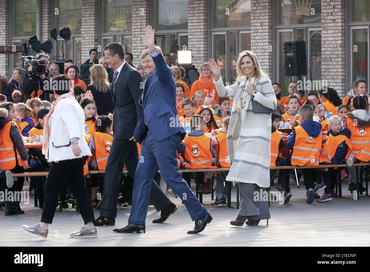 Veghel, Noord-Brabant, Paesi Bassi. Xxi Aprile, 2017. Oggi l'olandese Willem-Alexander re e regina MÃ¡xima visitato il Royal giochi (Re) giochi in Veghel sulla scuola elementare 'De Vijfmaster'. Lo scopo di questa giornata è di mostrare ai bambini come importante e divertente è di muoversi. Ex-giocatore di tennis professionista Richard Krajicek accompagna la coppia reale di questa mattina. Credito: Paulien Van de Loo/ZUMA filo/Alamy Live News Foto Stock