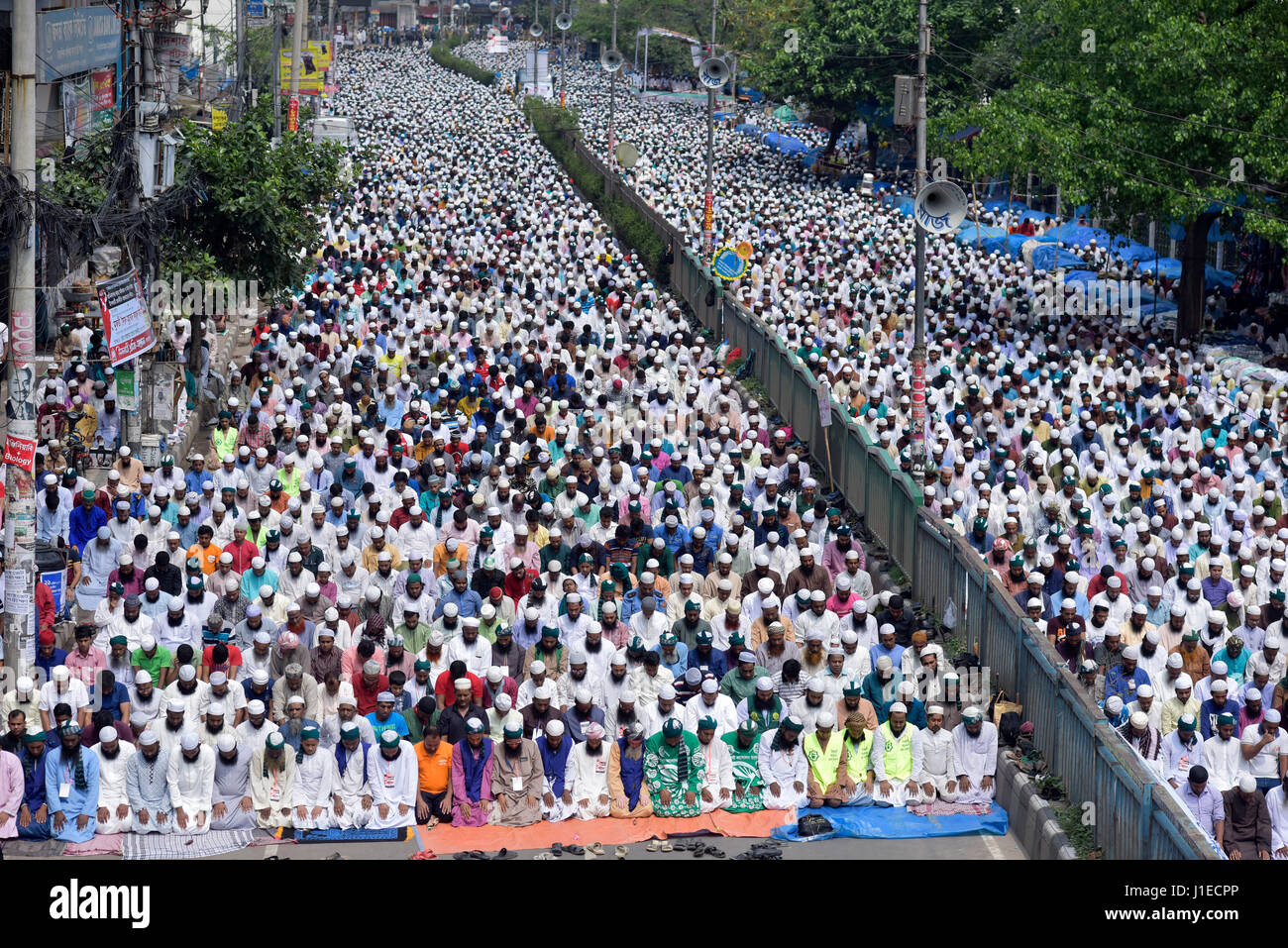 Dacca in Bangladesh. Xxi Aprile, 2017. Dacca in Bangladesh - Aprile 21, 2017: i sostenitori del Bangladesh Islami Sashontantra Andolon partecipare alla preghiera del venerdì prima della protesta rally impegnativo rimuovere la signora giustizia statua dal Bangladesh corte suprema complesso a Dhaka, nel Bangladesh. Secondo il Bangladesh Islami Sashontantra Andolon dichiarazione la statua appare come dea greca Themis e che è anti islamico. Agricoltura il Bangladesh. Credito: SK Hasan Ali/Alamy Live News Foto Stock