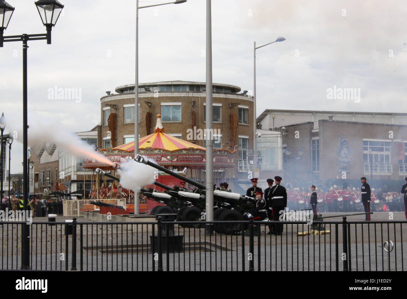 La Baia di Cardiff, Galles, UK. Il 21 aprile 2017. Xxi Aprile, 2017. Una 21-gun salute prende luogo in onore di Sua Maestà la Regina Elisabetta II per il compleanno, al di fuori della National Assembly for Wales, la Baia di Cardiff, Galles, UK. 21 aprile 2017 Credit: Elizabeth Foster/Alamy Live News Foto Stock